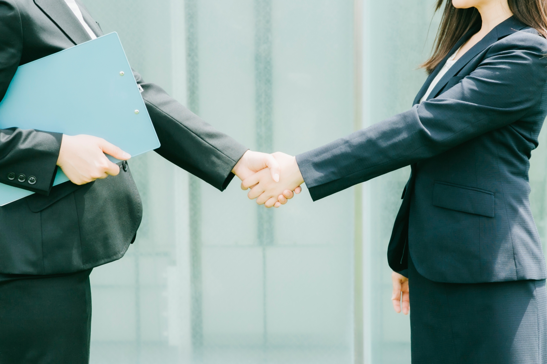 BtoBオウンドメディアを通じて信頼関係を構築し、リード獲得や成約に結びついたビジネスパートナーシップの象徴。