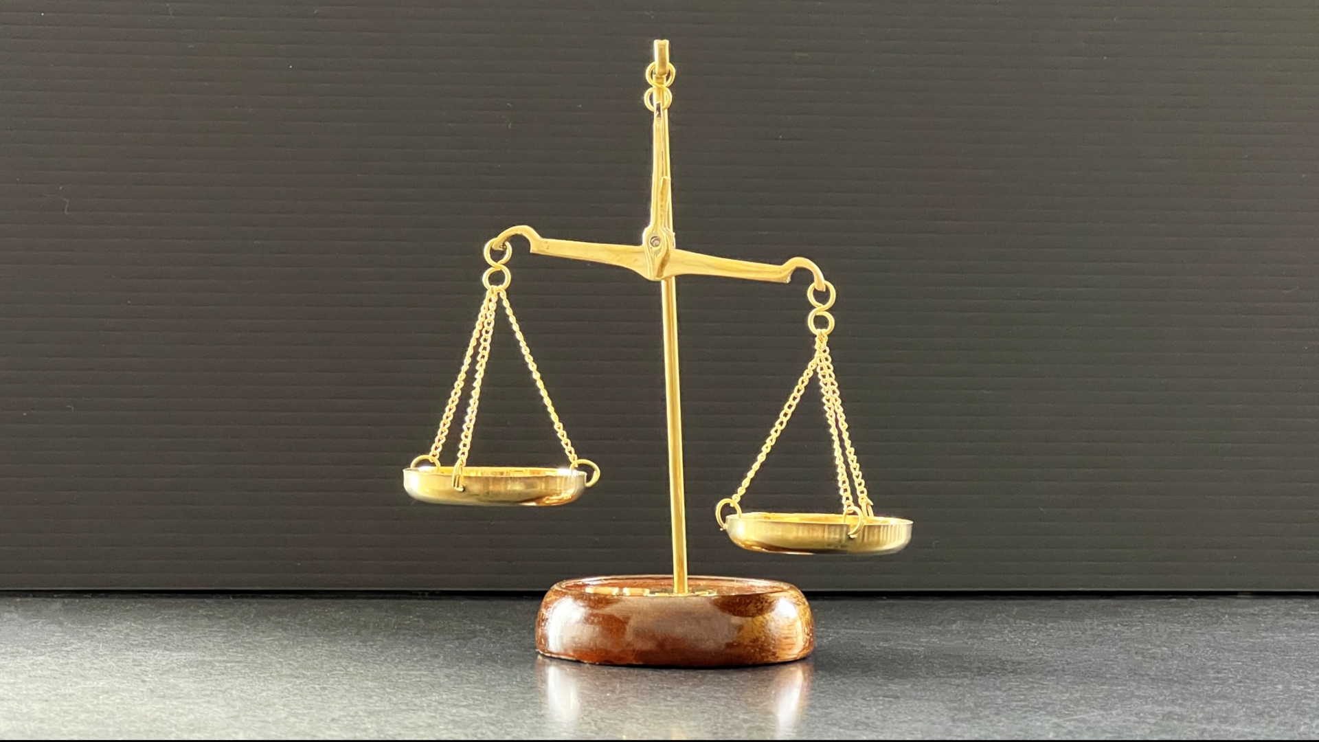 オウンドメディアコンサル導入のメリットと費用のバランス、投資対効果の検討。