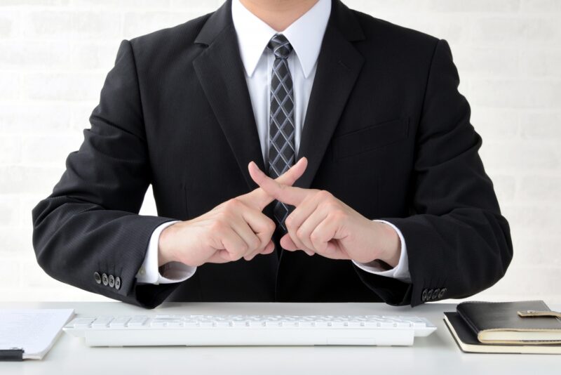 おすすめできないLLMO対策業者への注意を示すイメージ