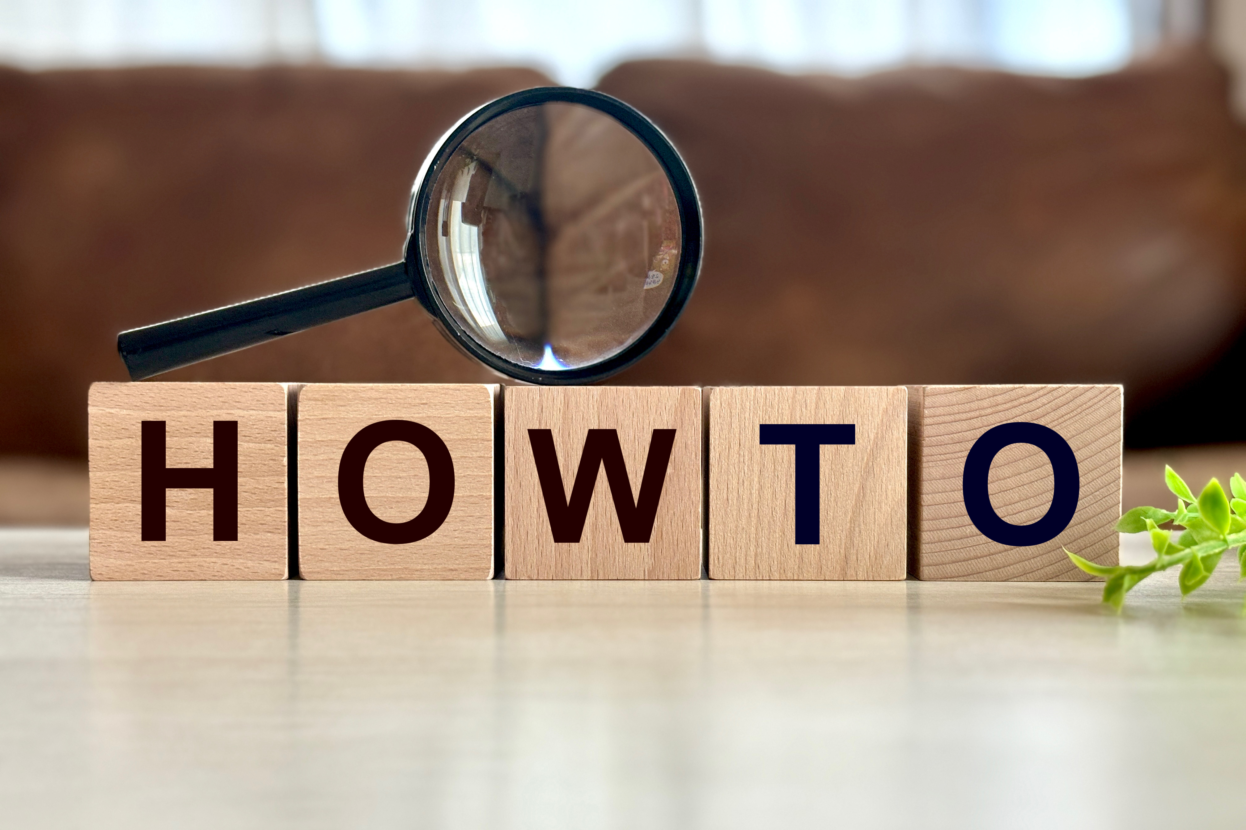 読者が抱える悩みを解決する、オウンドメディアの具体的な構築手順。成功事例に基づいた「HOW TO」を、虫眼鏡で詳しく読み解き解説するセクションのイメージ。