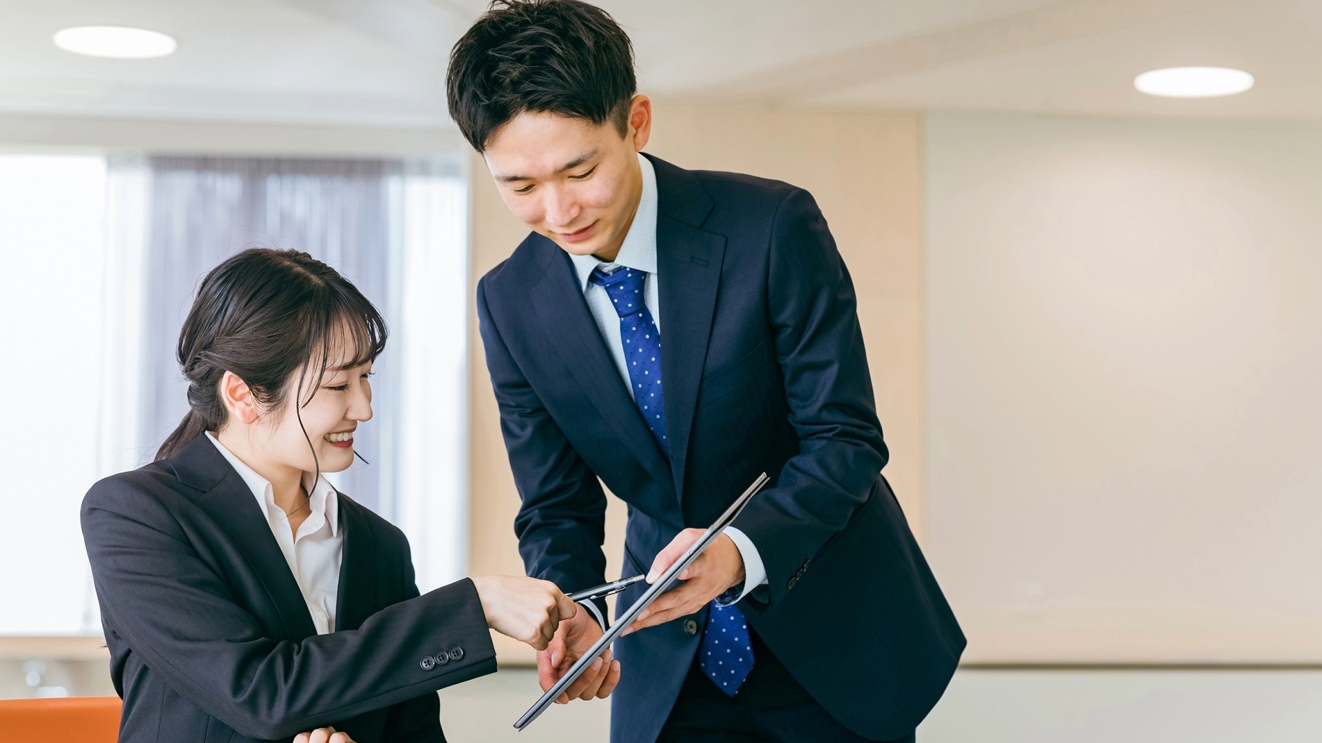 オウンドメディア運用の外注先選びで重視すべき、密なコミュニケーションとパートナーシップのイメージ。専門会社へ相談し、成功事例に基づいた施策を検討する手順。