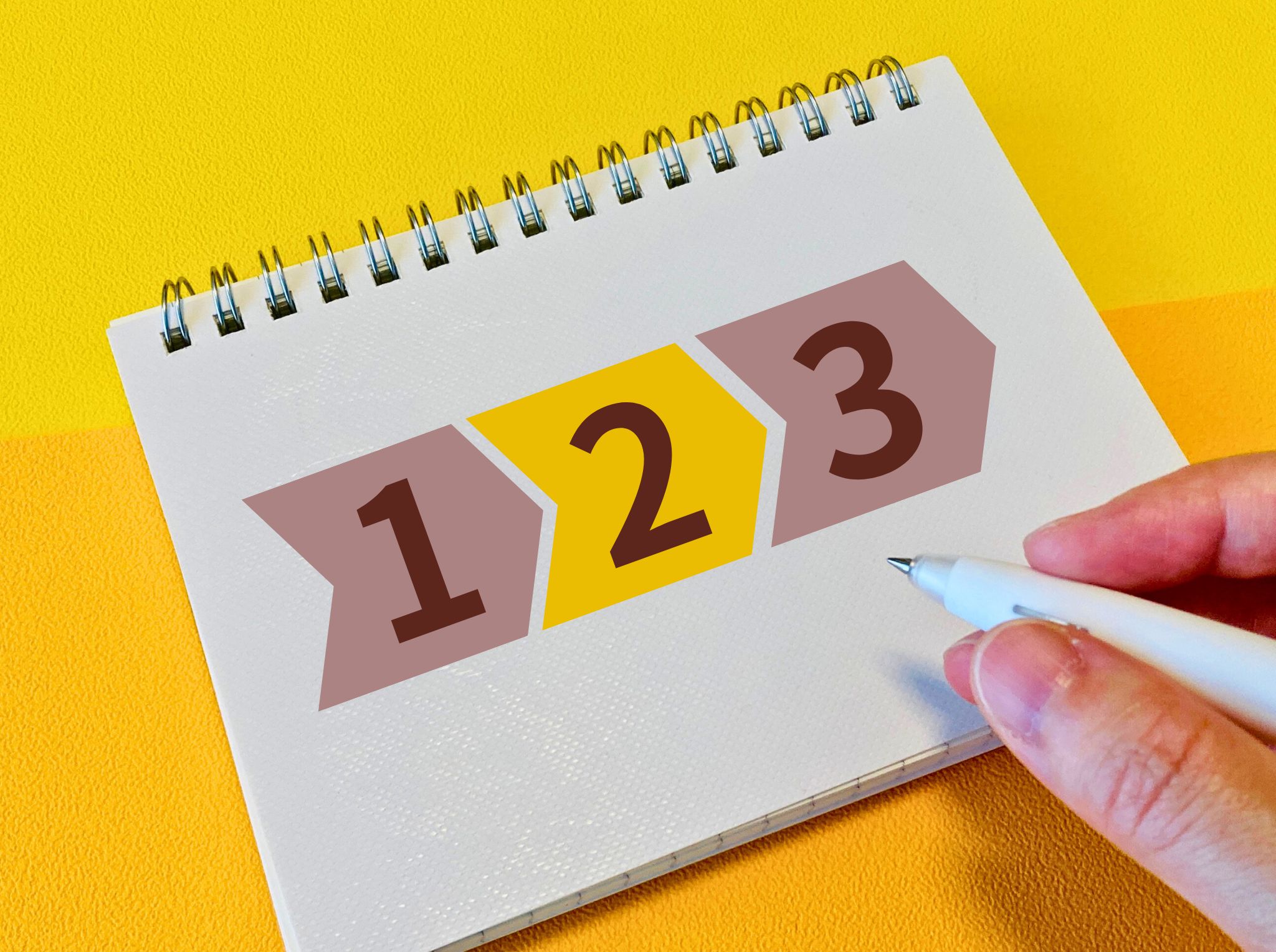 インハウスSEOを成功させるための3つのステップ。SEO内製化の導入手順をノートに書き留めながら整理している様子。