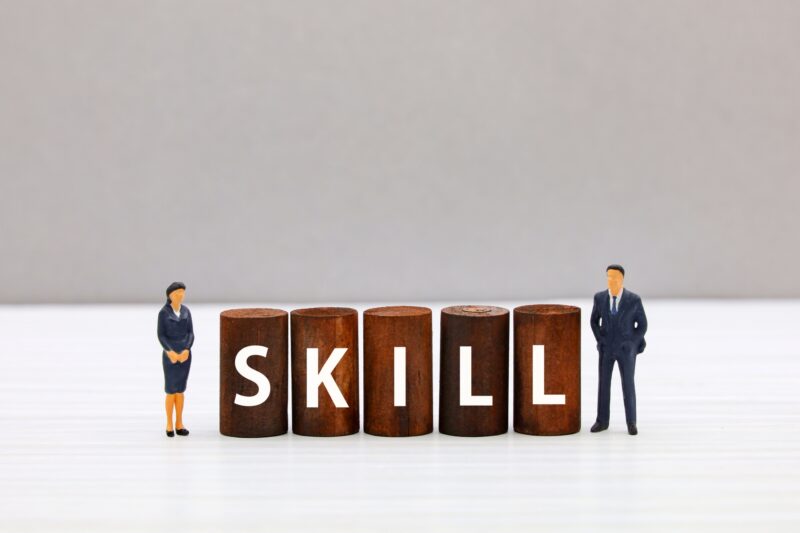 オウンドメディア 費用 専門的なスキル