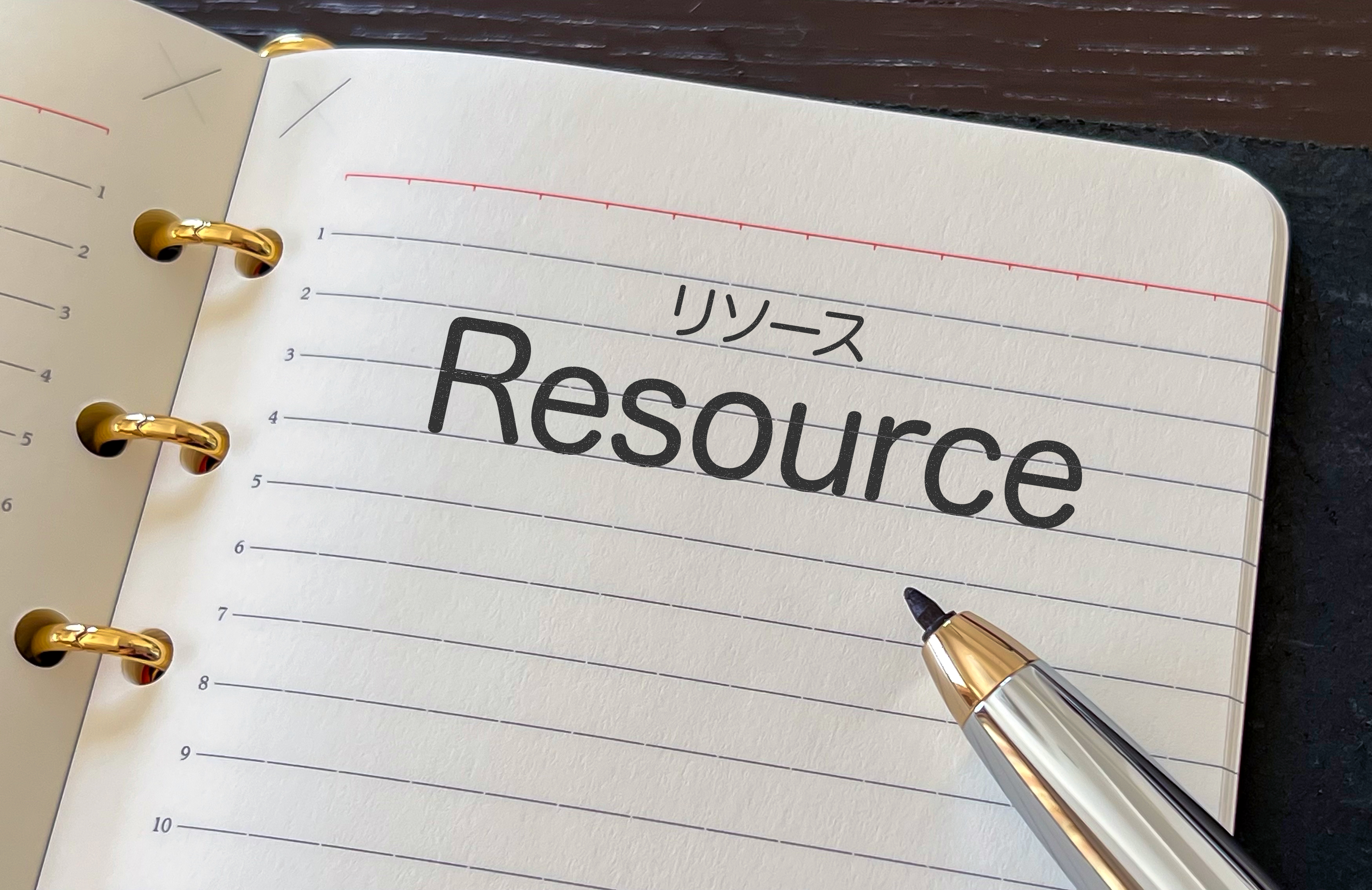 オウンドメディア運用の成功に不可欠な、社内リソースの確保と体制構築の重要性を示すイメージ。