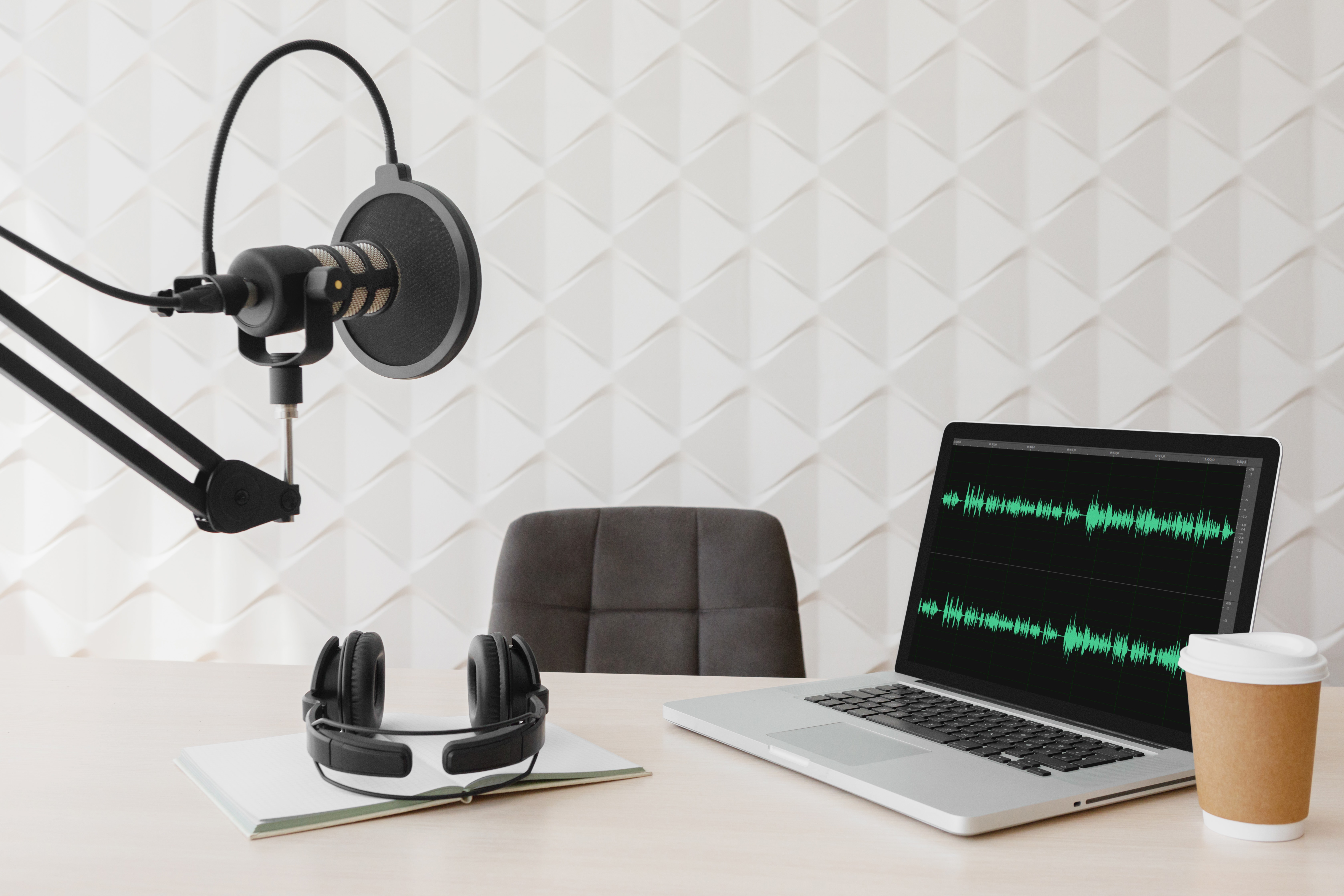 「読む」から「聴く」へ広がるオウンドメディアの体験デザイン。記事の内容を音声でも届けるポッドキャストの導入が、ユーザーの滞在時間や満足度を高める様子。