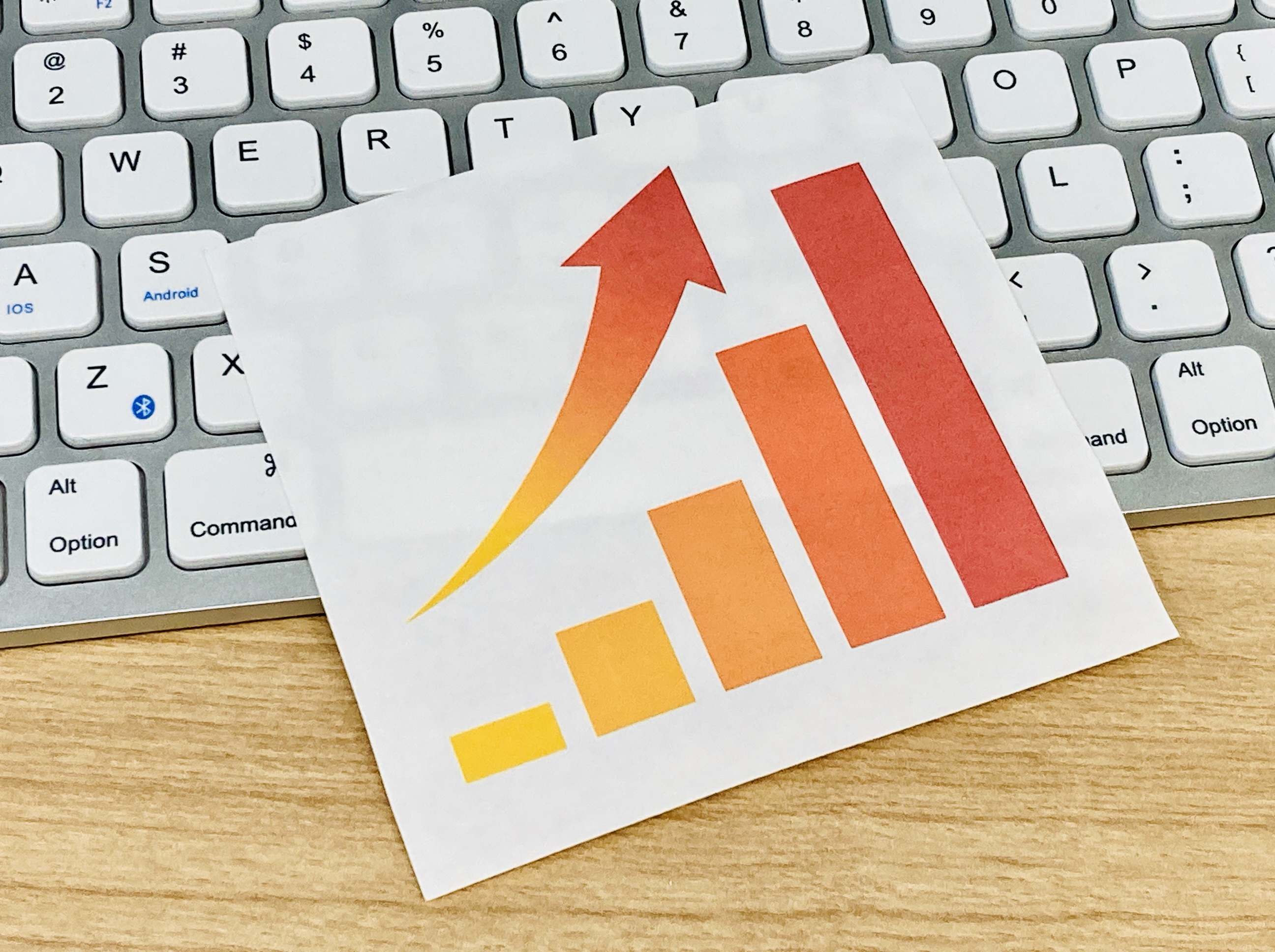 オウンドメディアのデザイン刷新によって、ユーザーの訪問数や満足度が着実に向上していく成果。基礎知識を活かした運用が生む右肩上がりの成功事例データ。