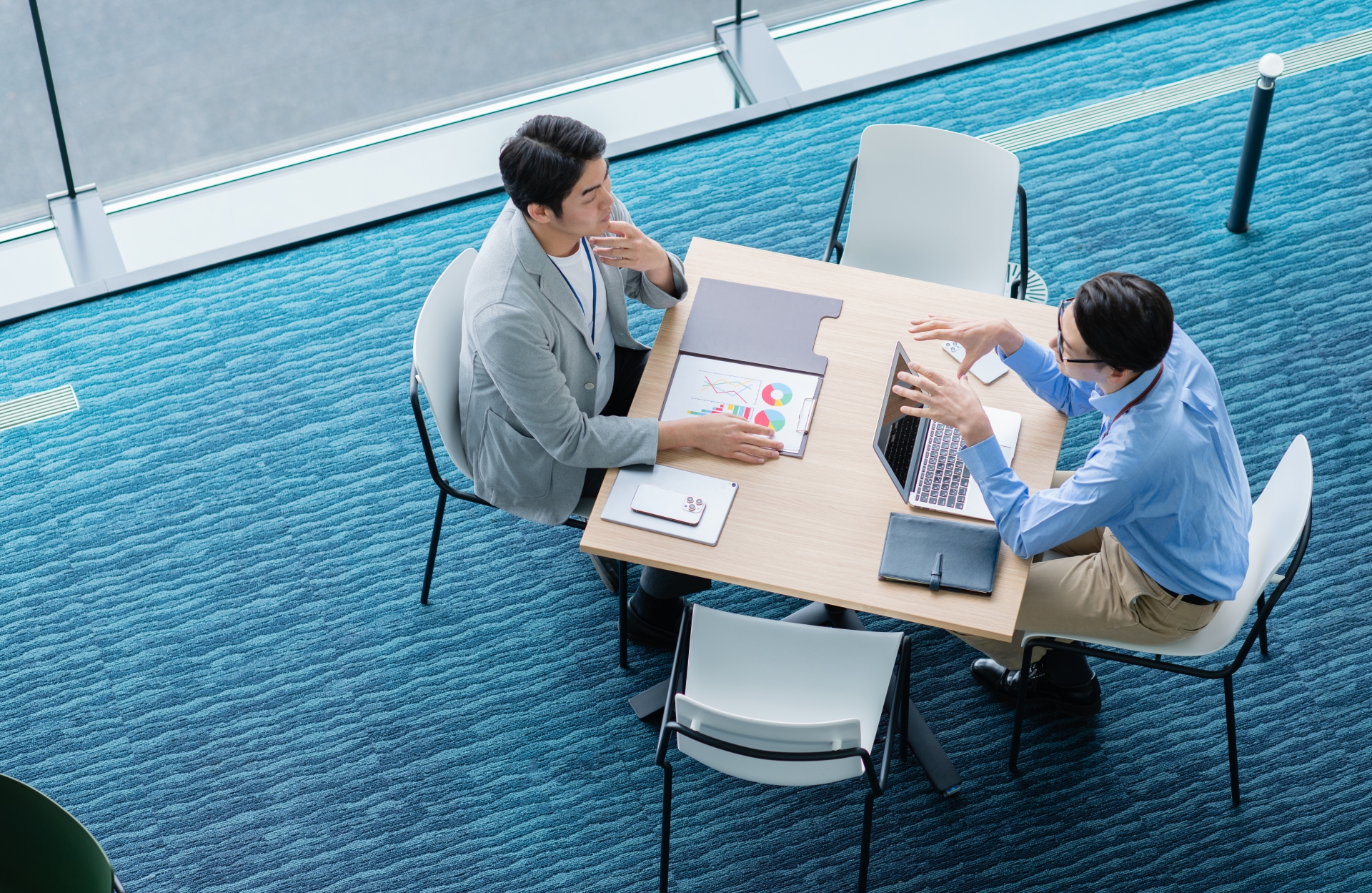 オウンドメディアコンサルタントによる対面での戦略会議と、データに基づいたアドバイス。