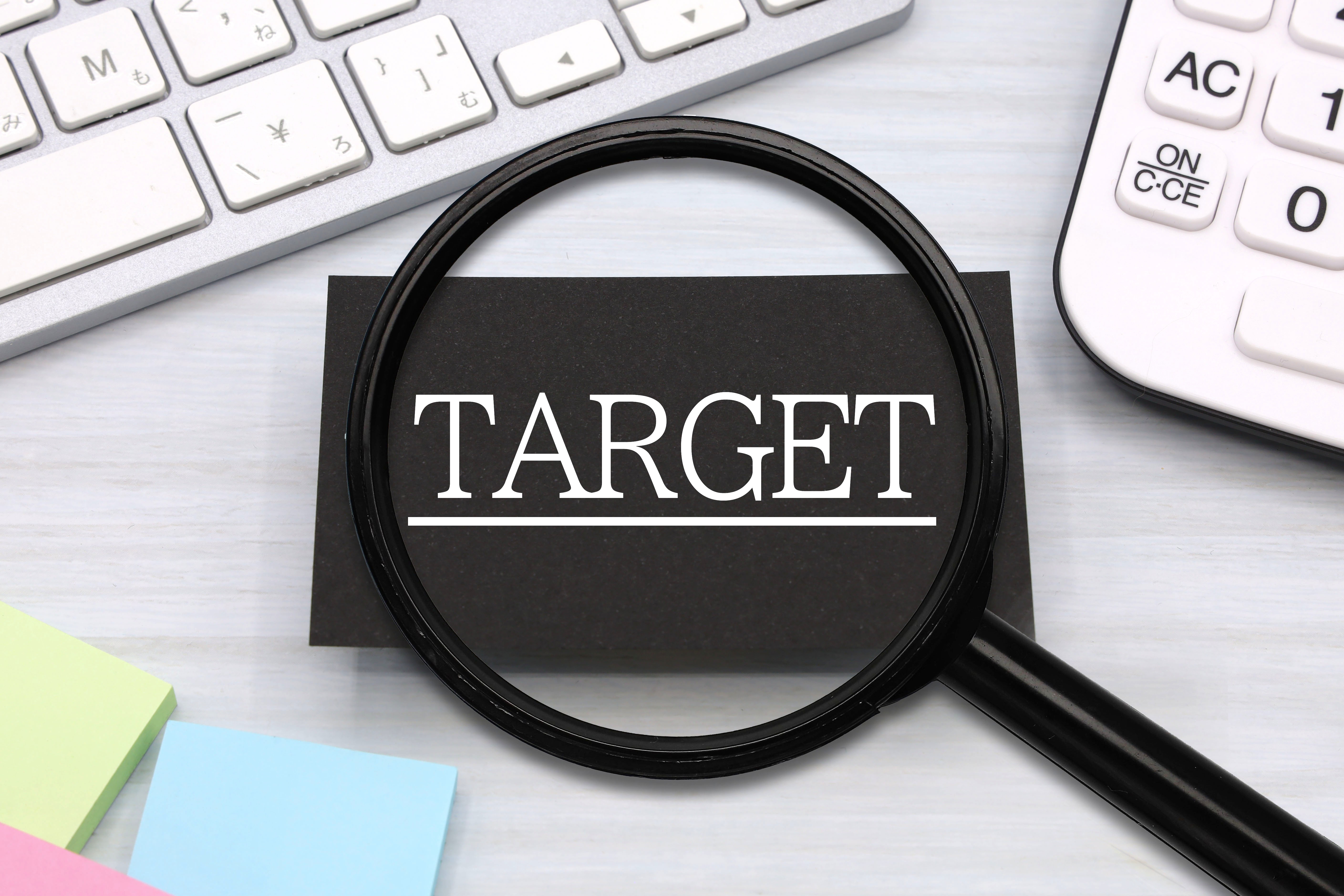 オウンドメディアマーケティングを成功させるための重要なポイントや、運用のコツをまとめたイメージ。