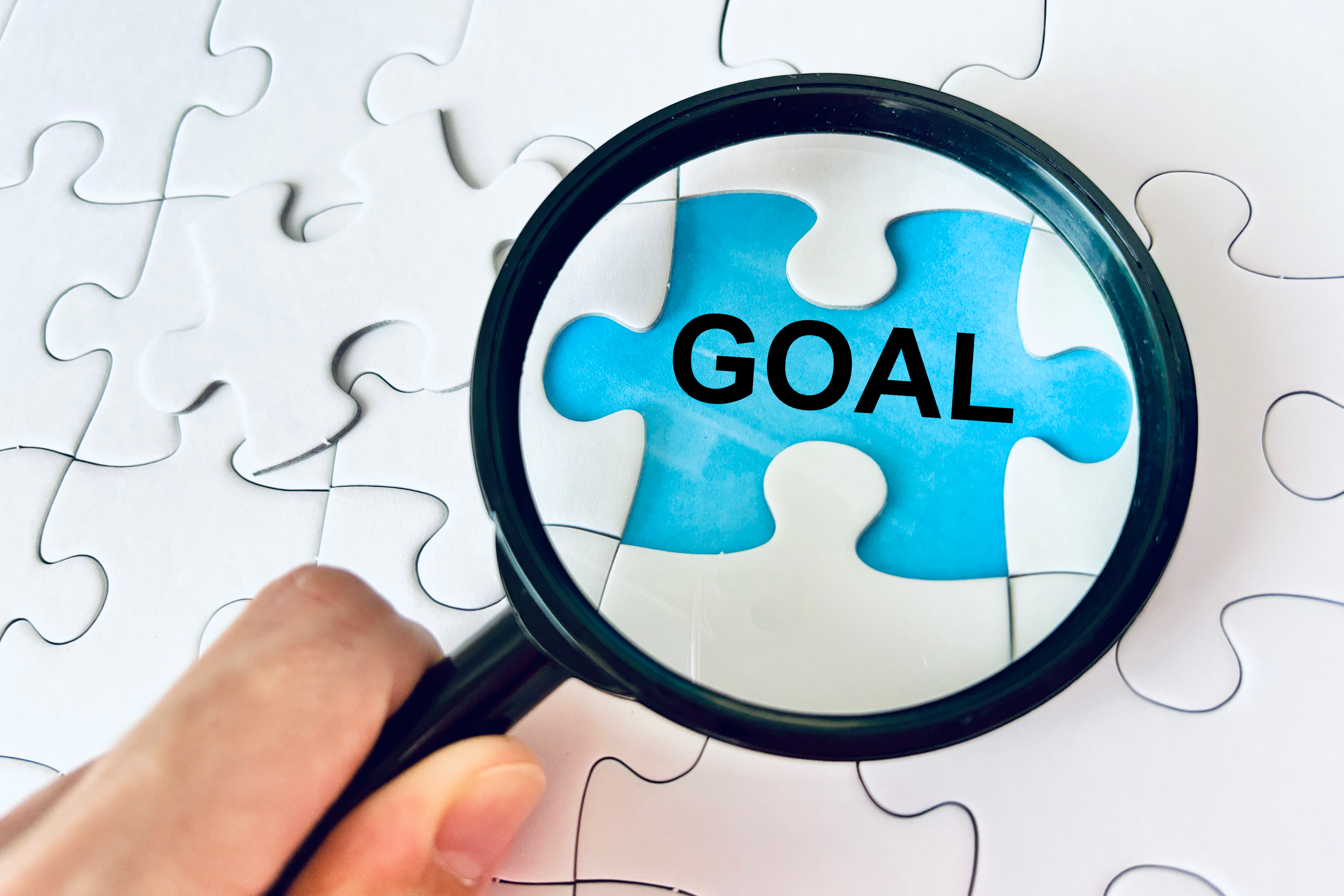 オウンドメディアマーケティングの最終的なゴール設定と、KPI達成に向けた戦略立案を象徴するコンセプト。