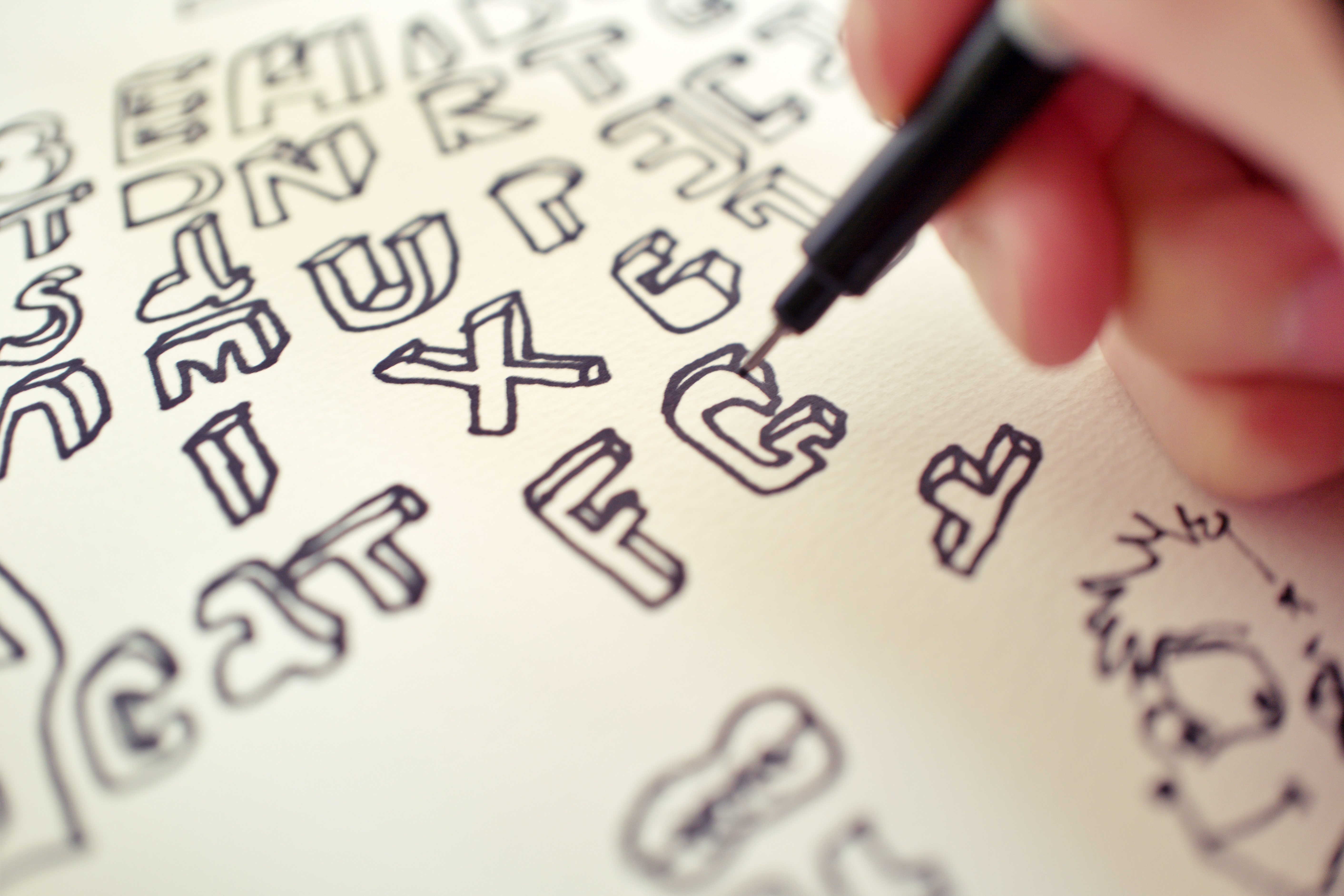 オウンドメディアのブランドイメージを決定づけるタイポグラフィの基礎知識。多様なフォントが読者に与える心理的効果と世界観の構築。