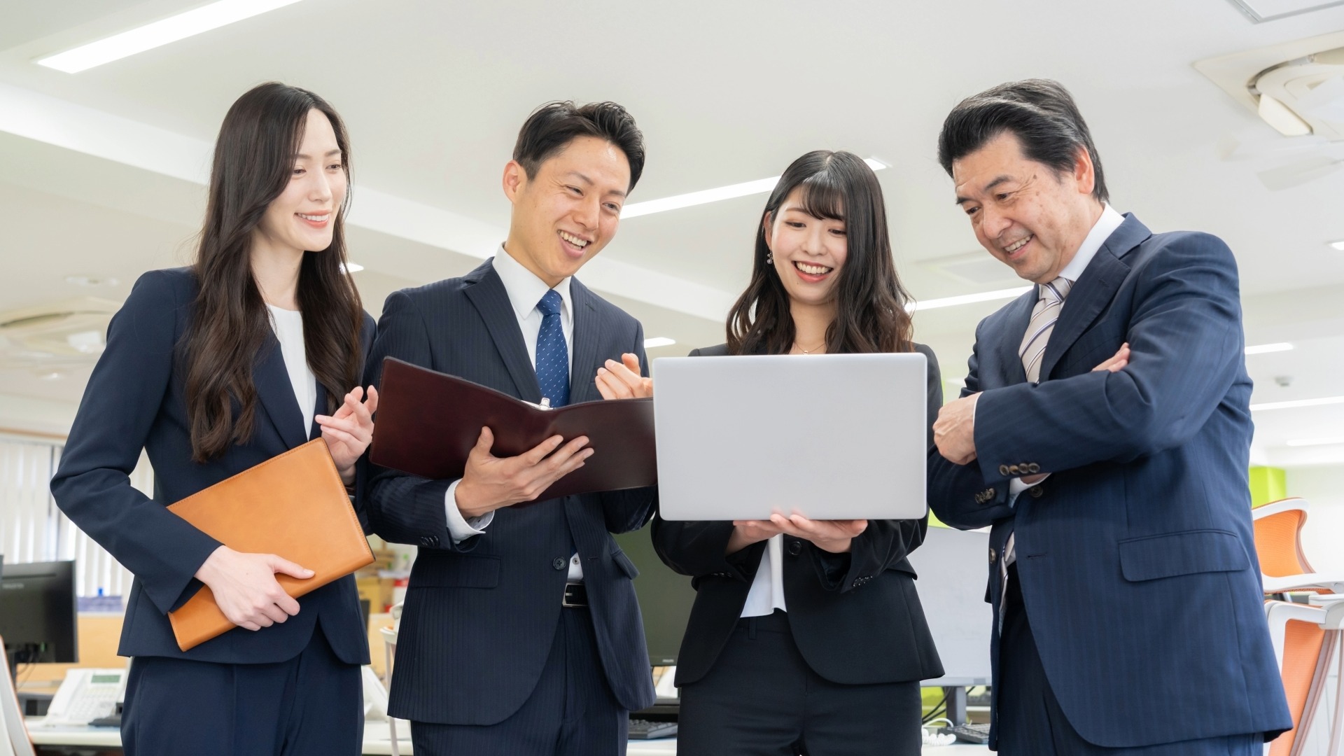 オウンドメディア構築の完全ガイドを参考に、新しく立ち上げたサイトの完成を喜ぶプロジェクトチーム。