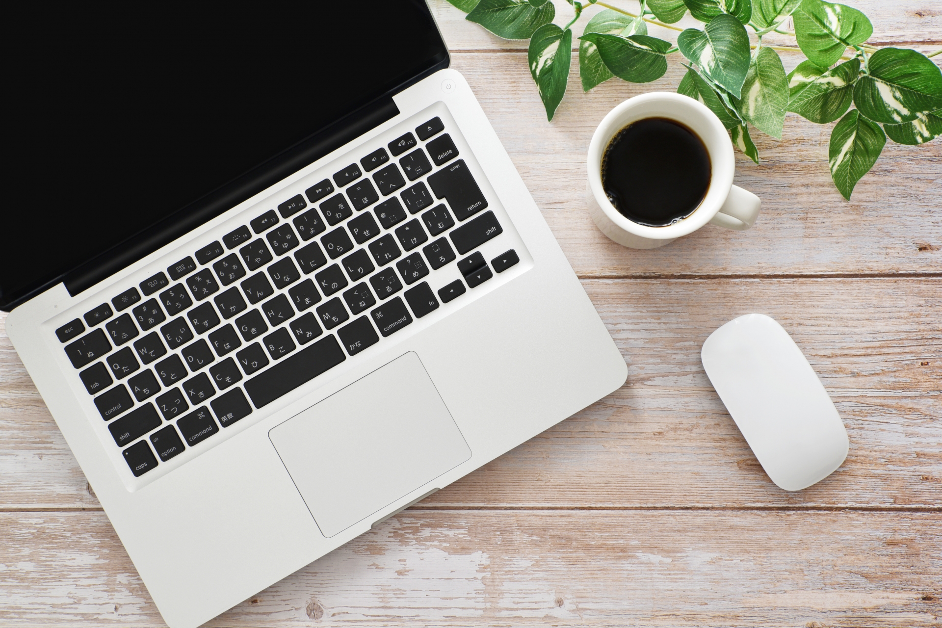 BtoBオウンドメディアの記事執筆・運用環境のイメージ。効率的なコンテンツ制作をサポートするデスク周り。