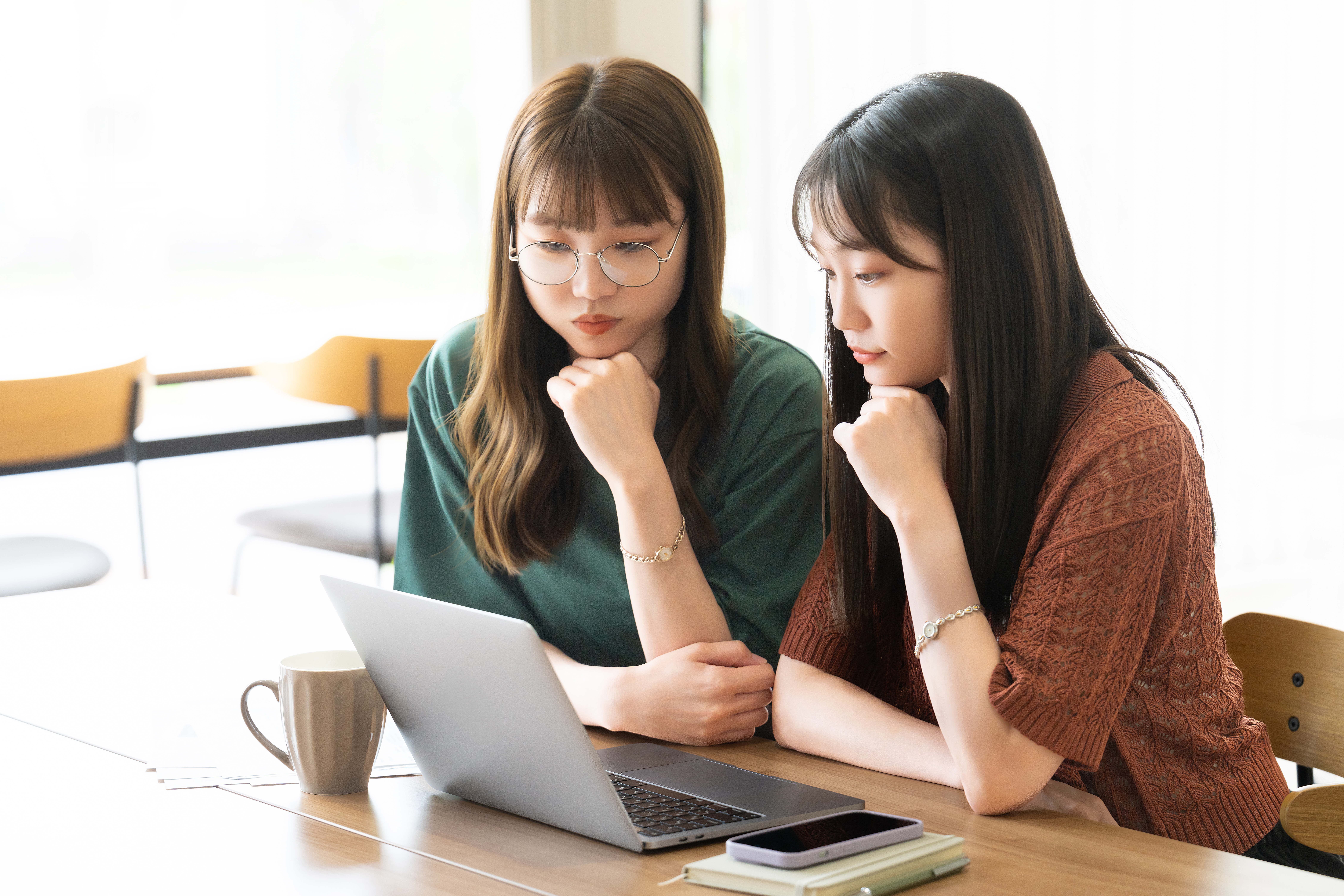 オウンドメディアのデザインを通じて心地よい読書体験を得るユーザー。知りたい基礎知識をスムーズに検索し、満足度の高いWebサイトを利用している様子。