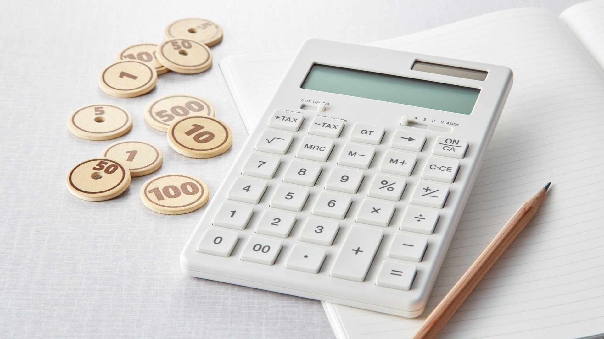 オウンドメディア運用のコスト算出や外注費用のシミュレーション。予算策定の手順や、投資対効果(ROI)を検討する際のビジネスイメージ。