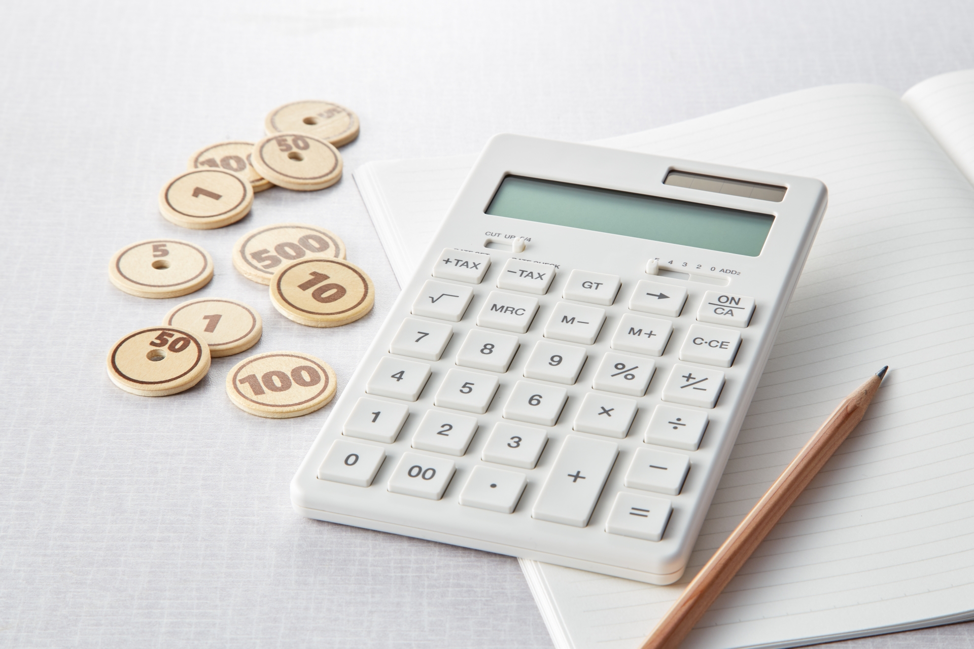 オウンドメディアのコスト対効果を検討するイメージ。BtoBマーケティングにおける予算配分と運用の注意点。