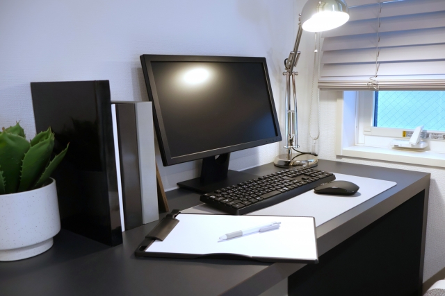 集中して被リンク分析を行う専門家の作業デスク