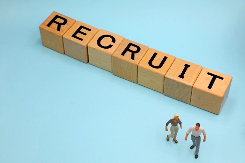 オウンドメディア 費用 採用活動