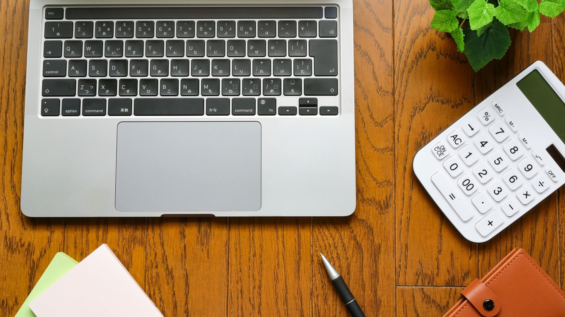 オウンドメディア構築にかかる費用算出や見積もりに必要な、PC・電卓・筆記用具のセット。