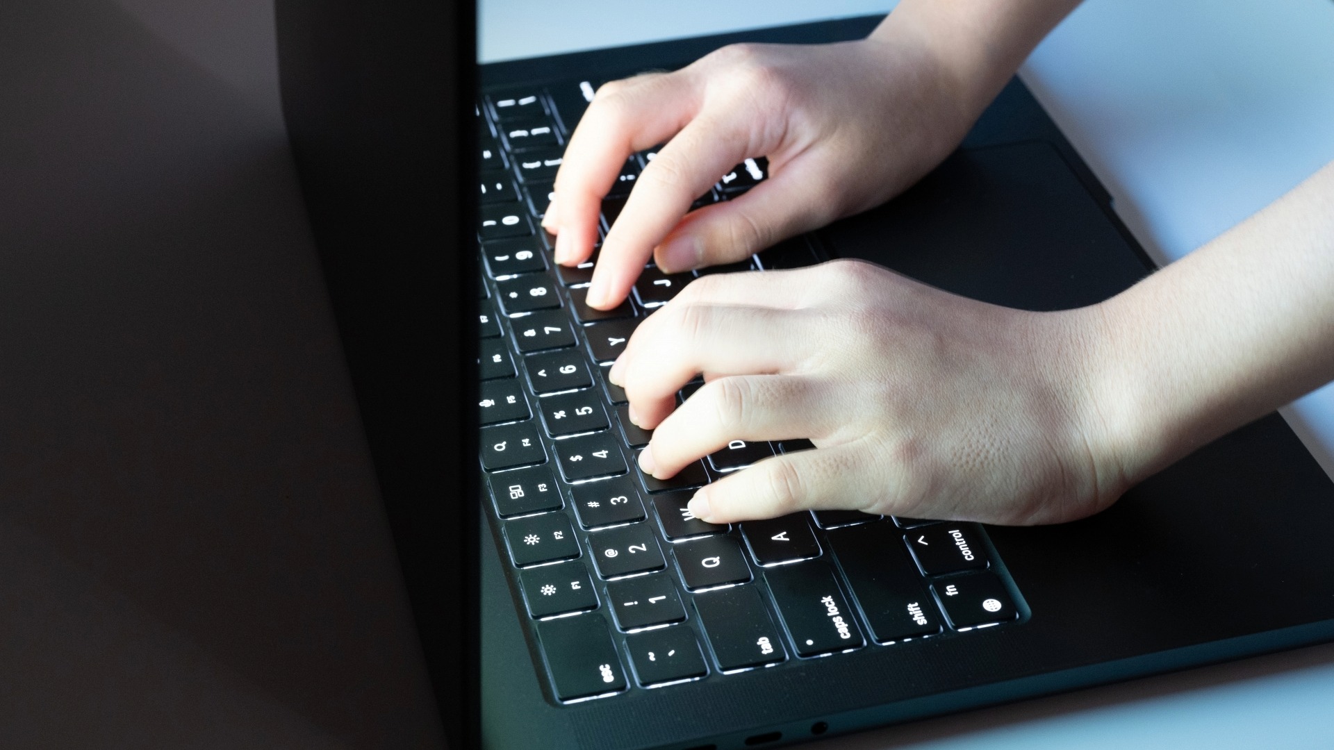 オウンドメディアの記事執筆を行うライターの手元。効率的なコンテンツ制作と更新作業のイメージ。