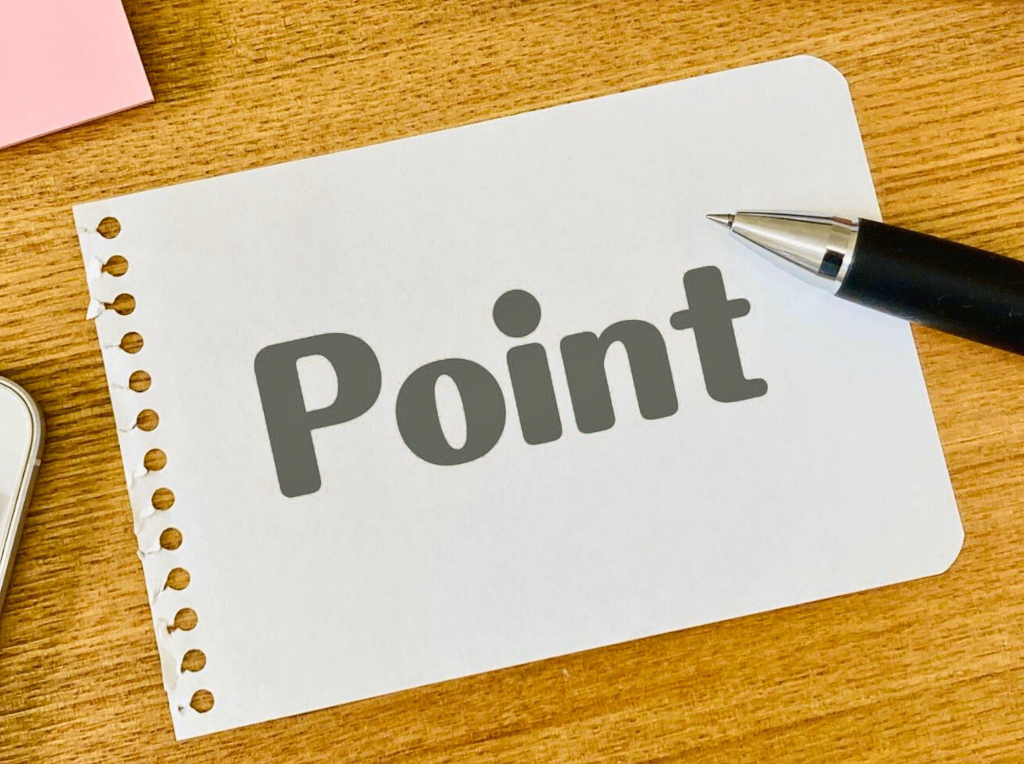 インハウスSEO成功の鍵となるポイントを解説。紙に書かれた「Point」の文字とペンによるメモのイメージ。