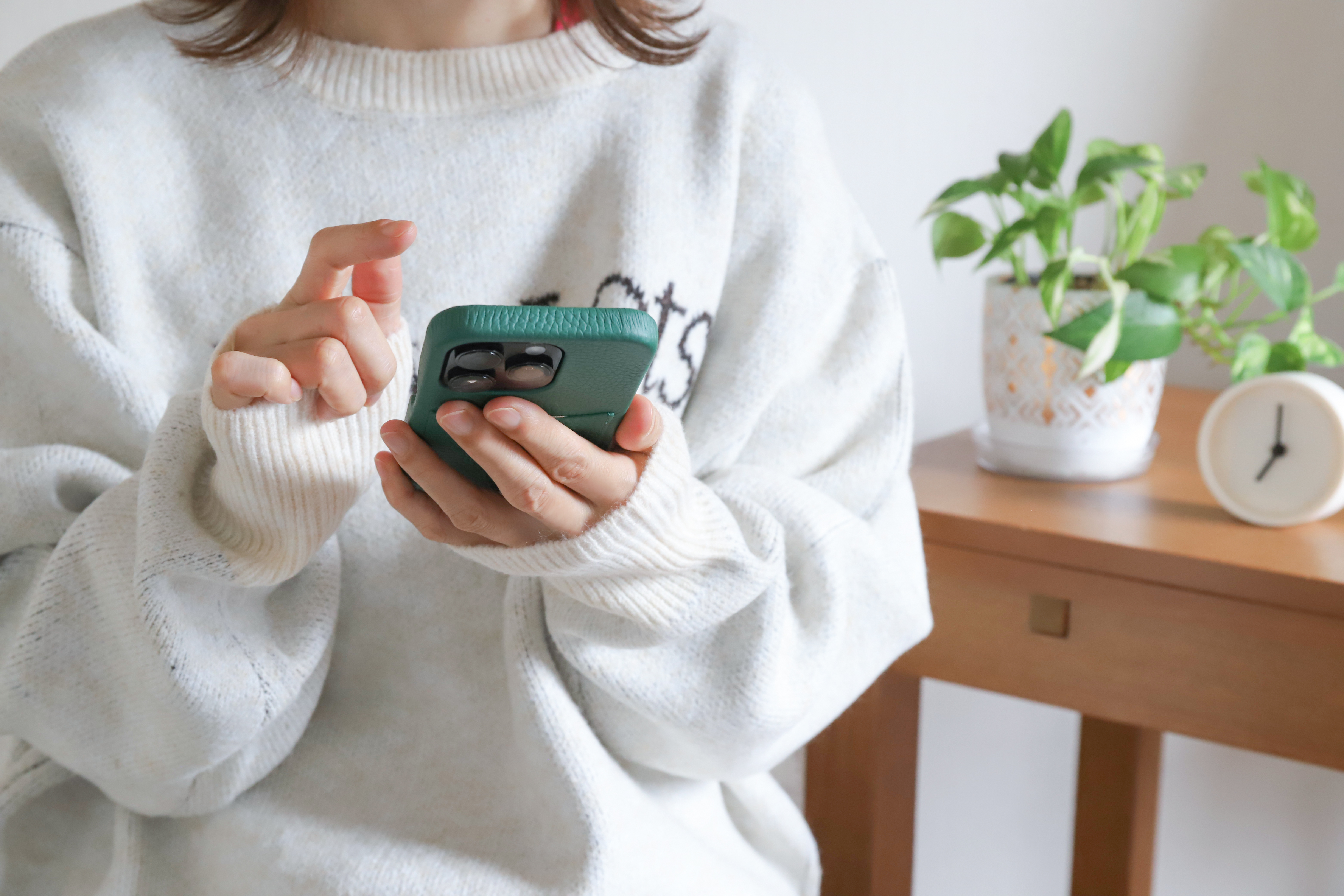 日常生活の隙間時間にオウンドメディアをチェックする読者。マルチデバイス対応や視認性の高いデザインが、ユーザーの習慣的な訪問を促す成功事例イメージ。