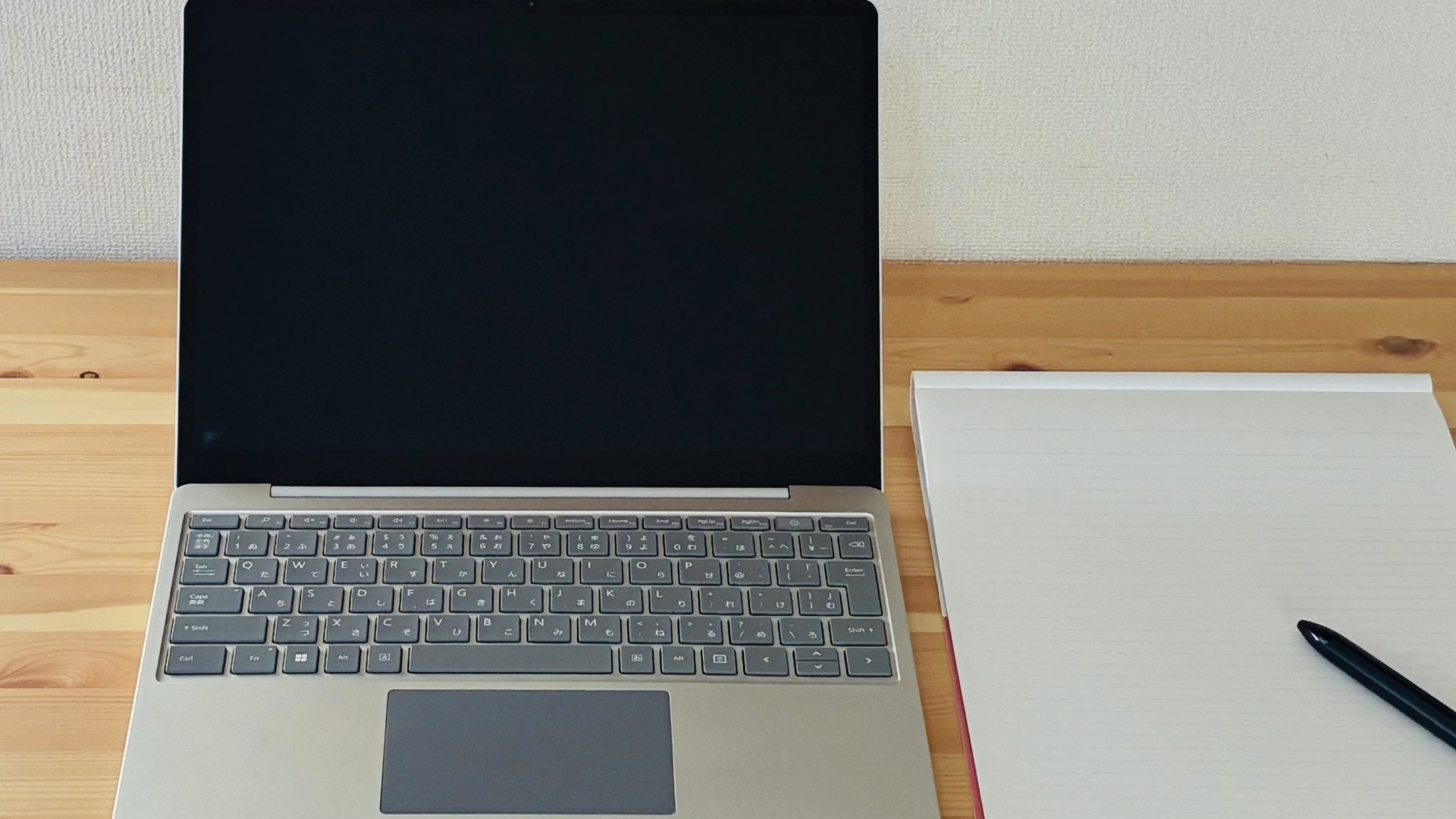 オウンドメディアのコンテンツ設計を始める前の、整えられた執筆環境とノートパソコン。