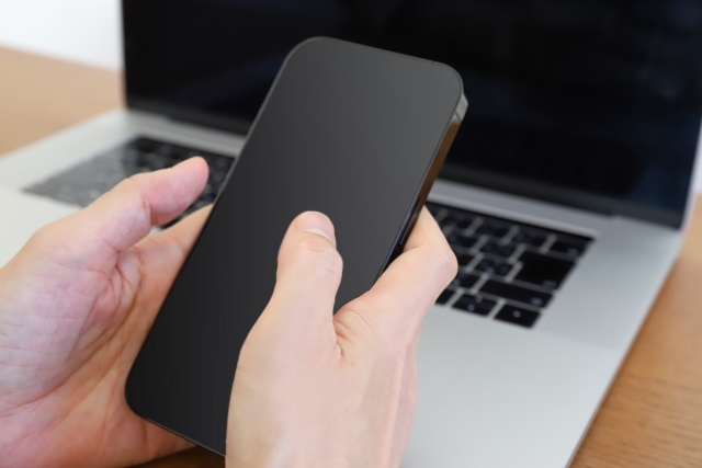 モバイル検索における被リンクの影響を確認。スマートフォンでの閲覧に適したコンテンツを確認し、モバイルユーザーからのリンク獲得を促進。