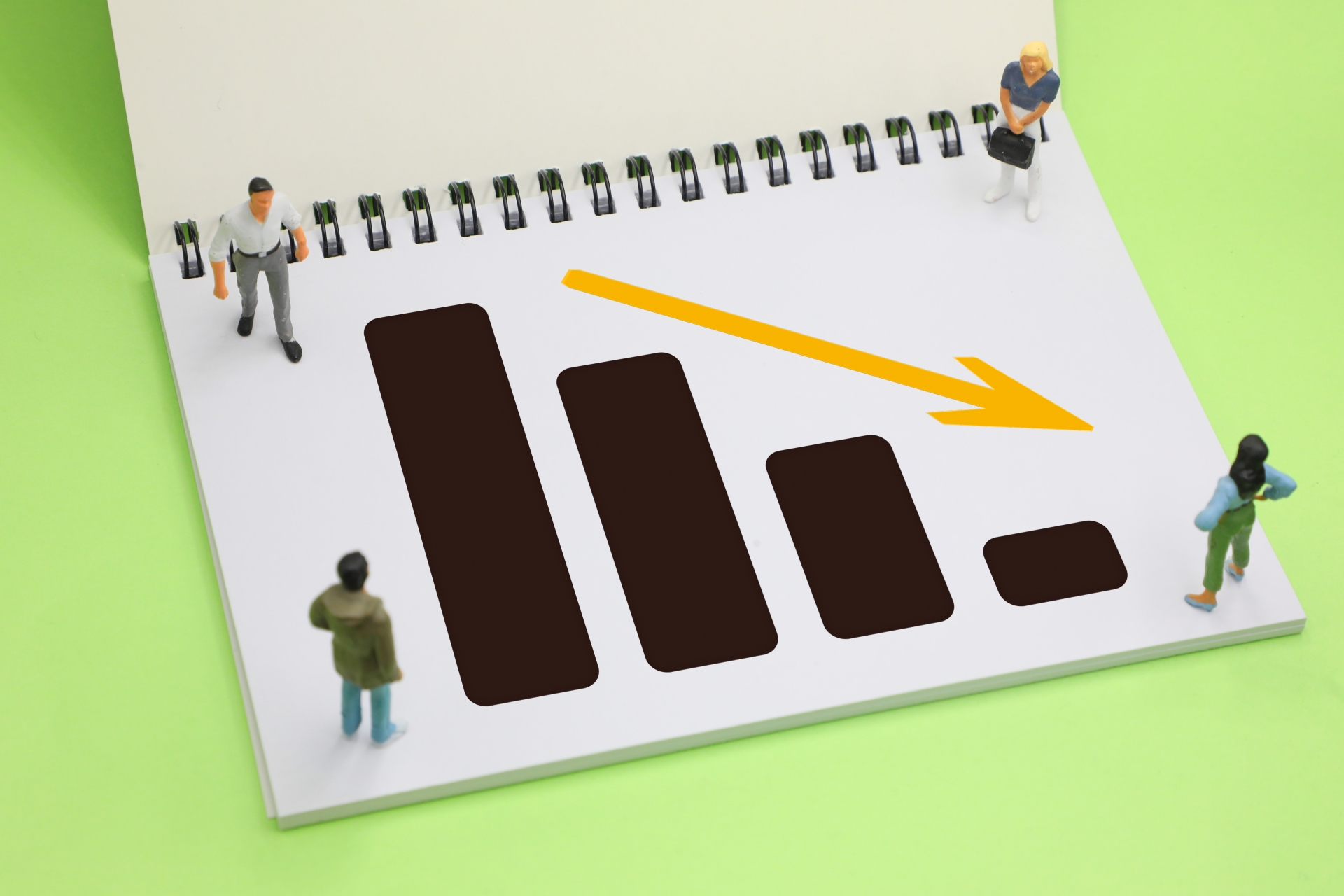 BtoBサイトの流入減少や成果の停滞を表現したイメージ。オウンドメディア運用で改善すべき課題や注意点を象徴。