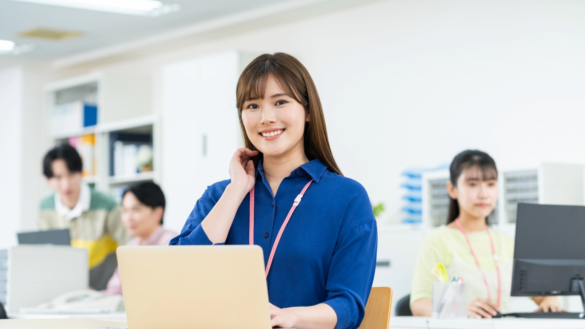 オウンドメディア構築のメリットを実感し、充実した表情でサイト運営に携わるWeb担当者。