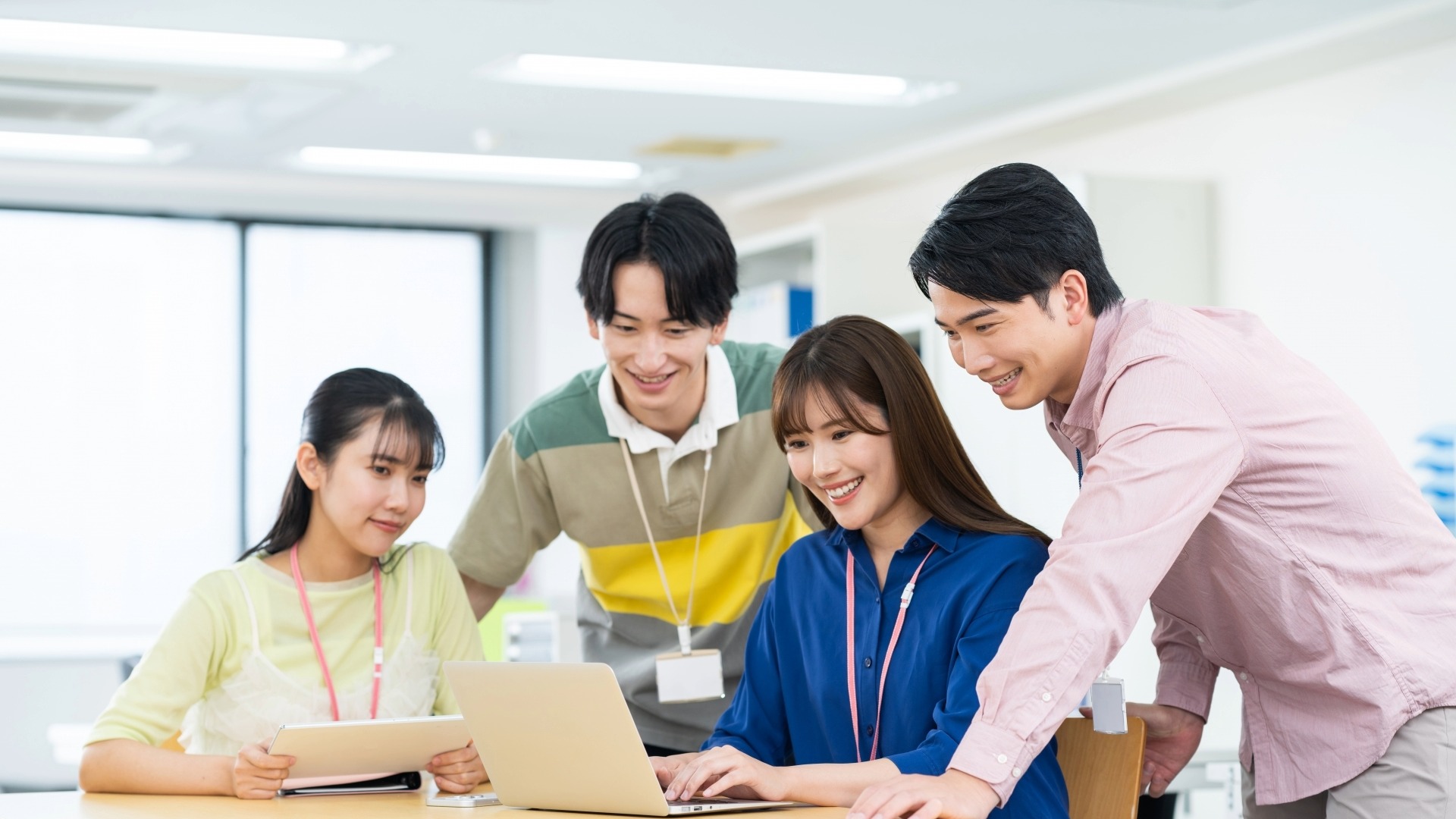 オウンドメディア構築プロジェクトのチーム会議。社内の複数部署で連携し、メディアの方向性を議論。