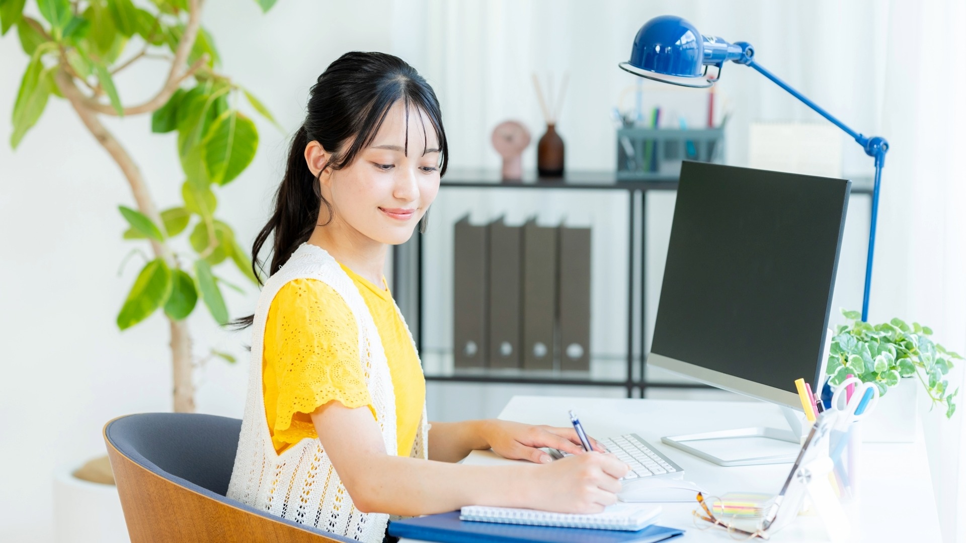 自社メディアのメリットを活かし、リモートワークでオウンドメディアの管理・運用を行う女性スタッフ。