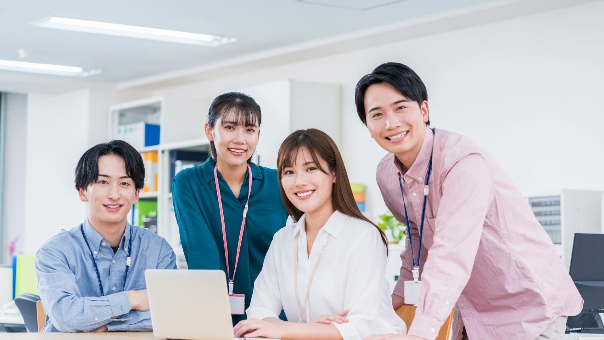 オウンドメディア構築を成功させるための編集チーム。手順を共有し協力する社内スタッフ。