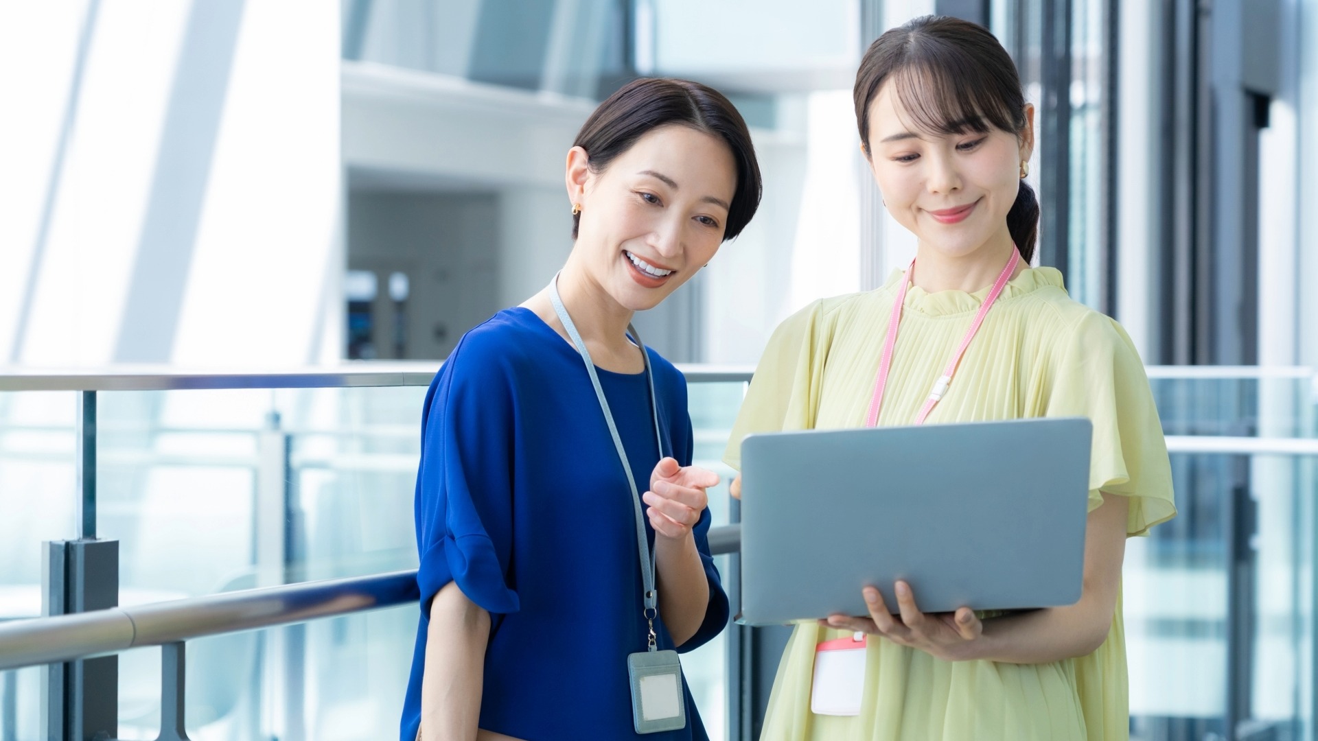 オウンドメディアの目的とKPIの整合性を確認し合う、2人の女性Webディレクター。