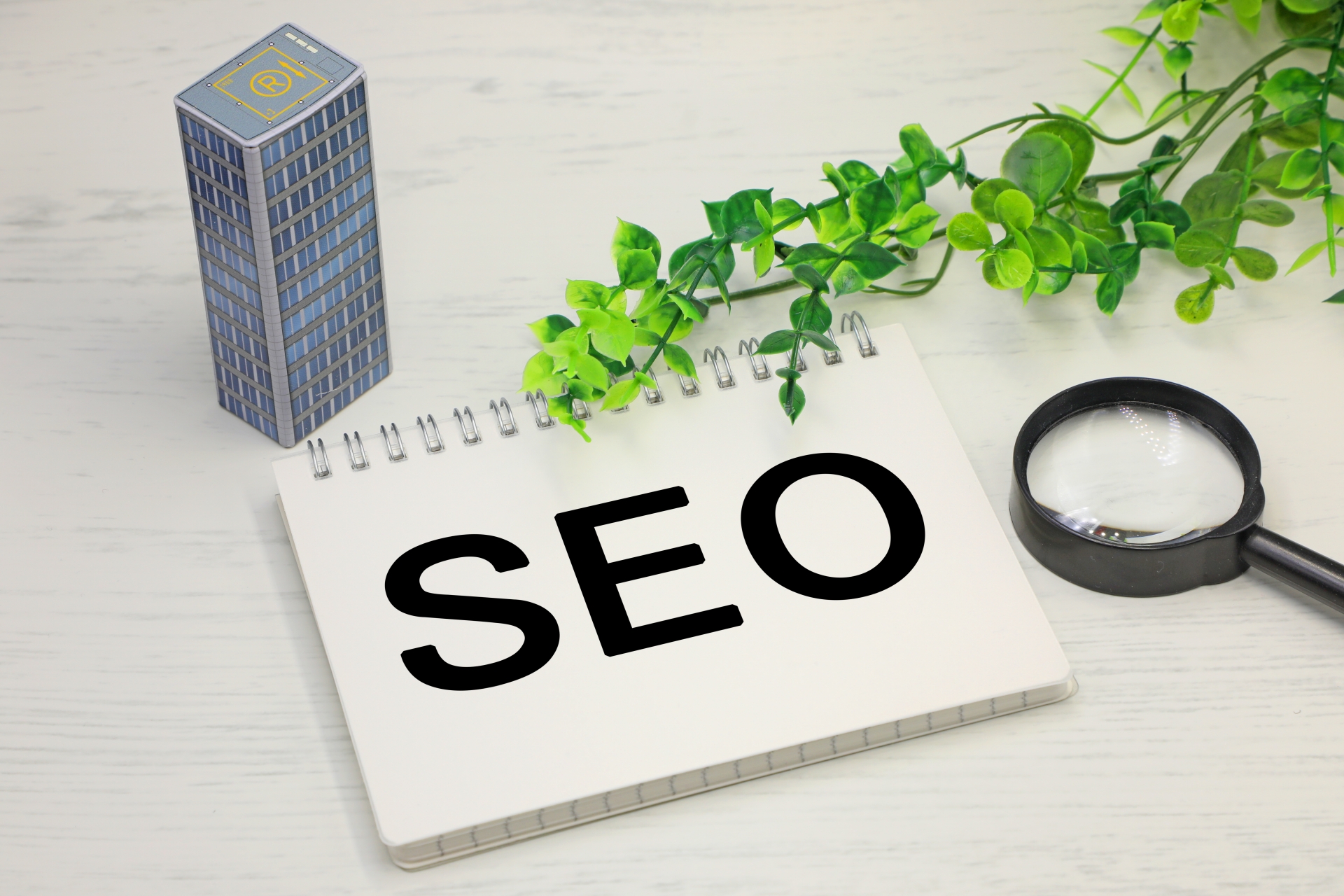 オウンドメディア運用の核心となるSEO対策のイメージ。BtoBサイトの検索順位向上と集客力を高めるための重要要素。