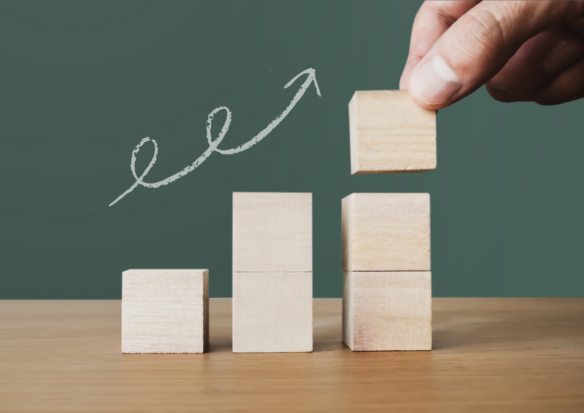 オウンドメディアの資産性が高まり、BtoBの売上が右肩上がりに成長する様子。長期運用のメリットを視覚化。