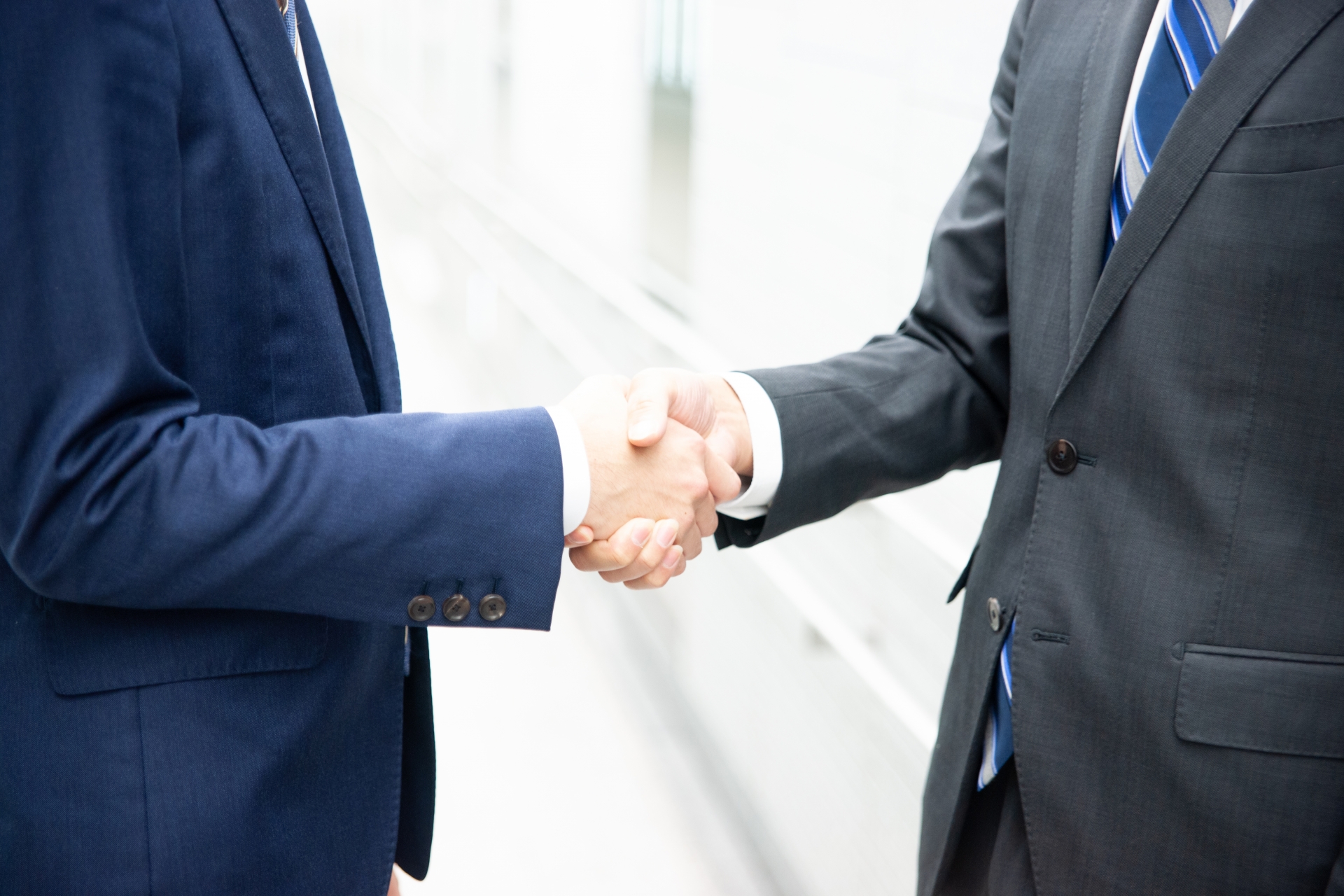 オウンドメディアの成功に向けて、コンサルティング会社と強固な協力体制を築くイメージ。