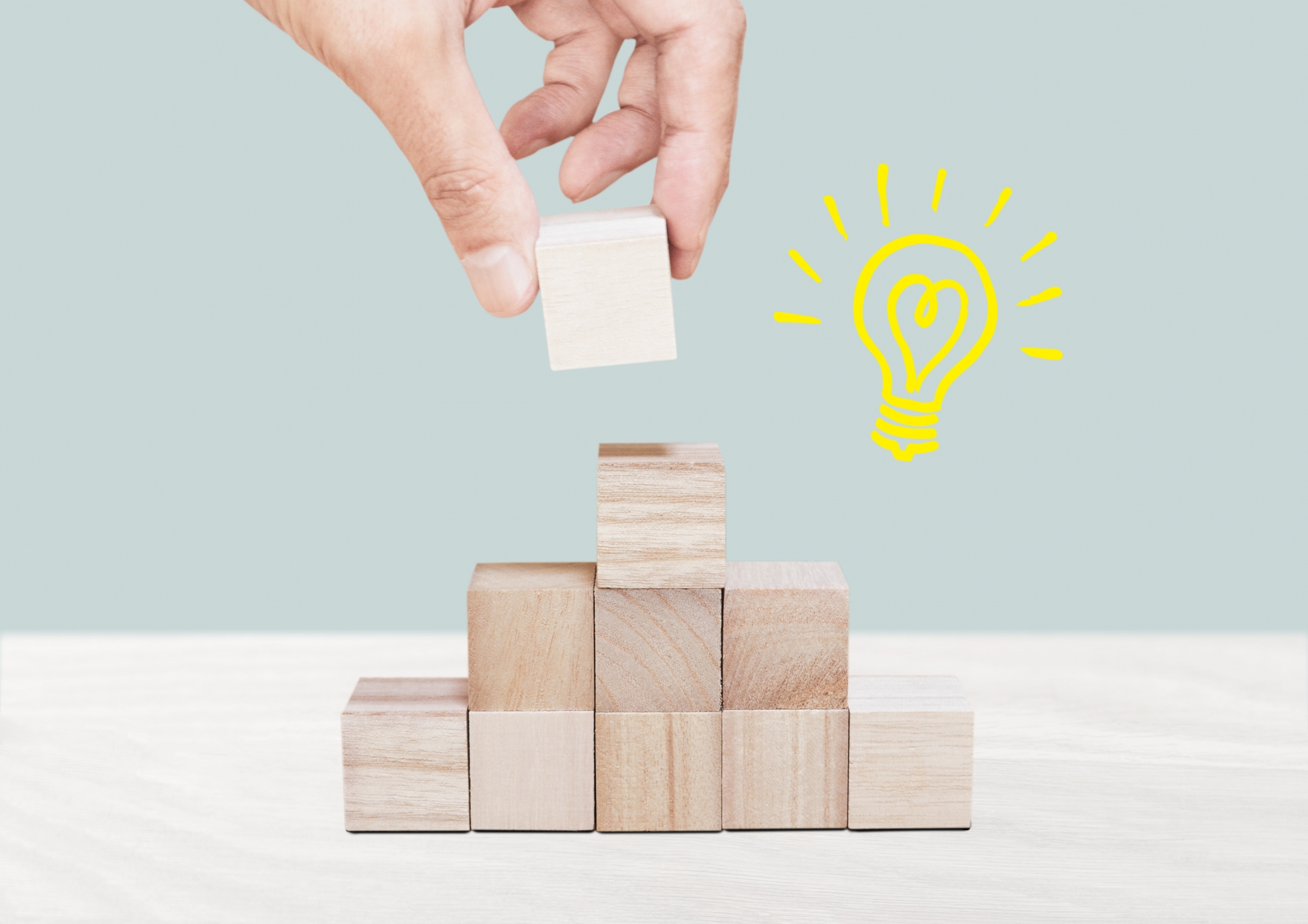 オウンドメディアの戦略立案における専門家のアイデアと、施策の積み上げ。