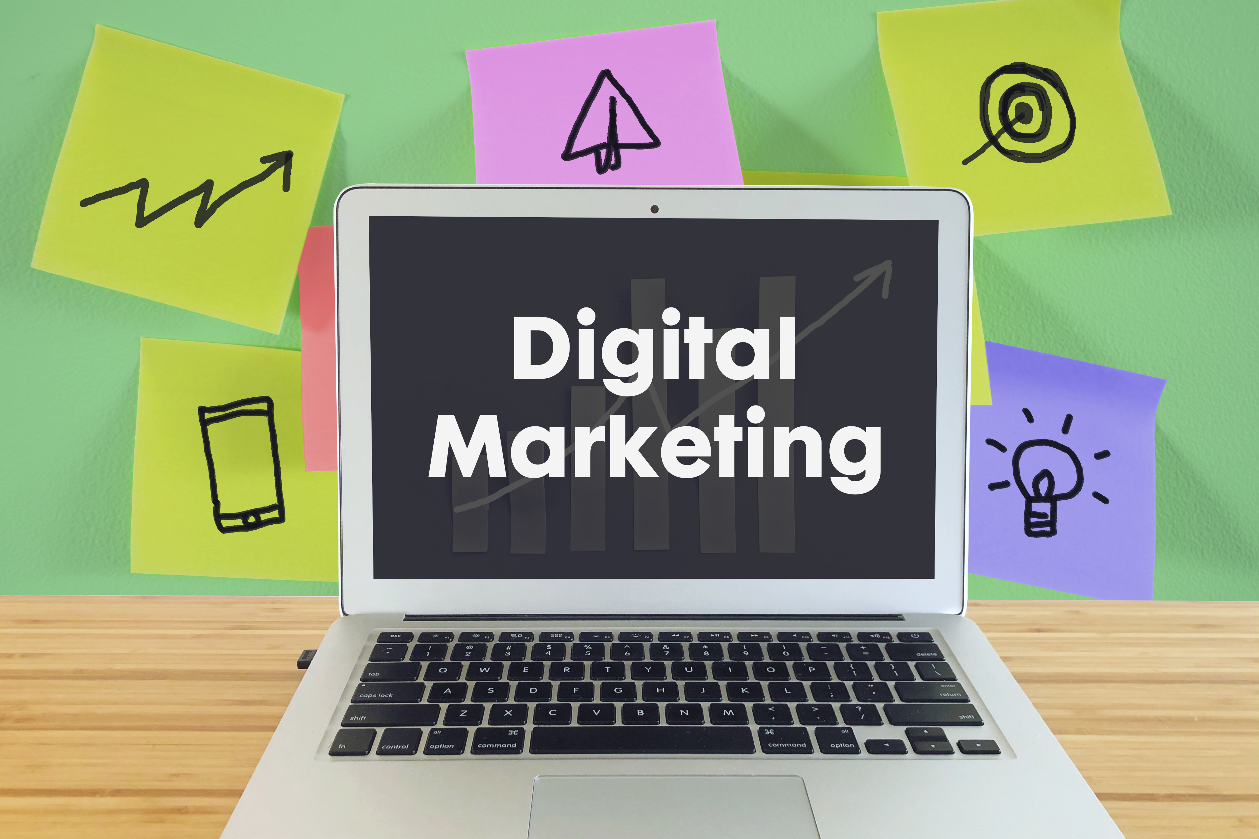 デジタルマーケティング戦略におけるオウンドメディアの役割と、運用のメリットを網羅したガイドのイメージ。