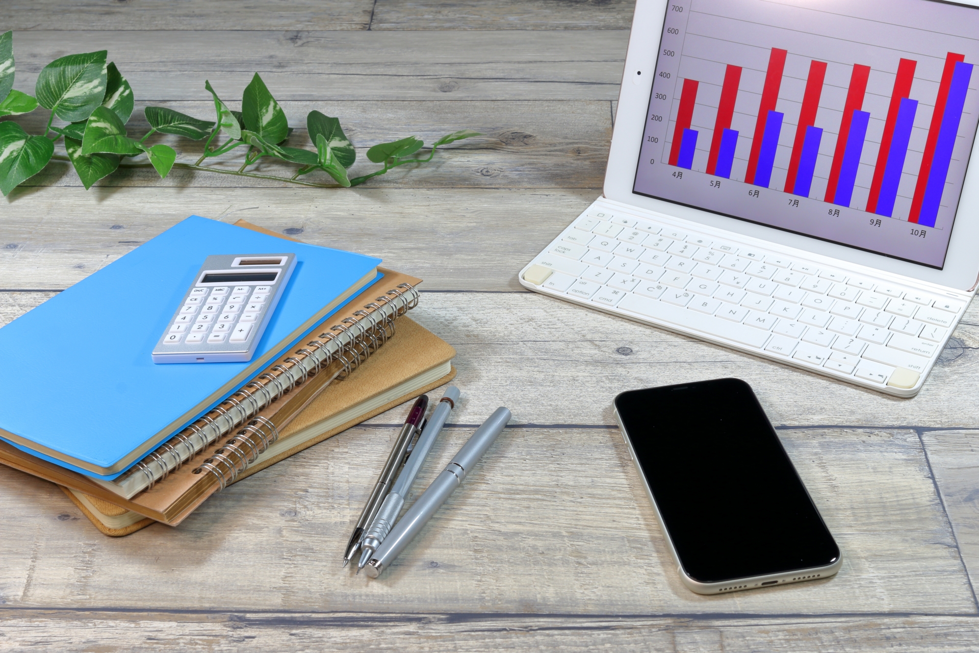 BtoBオウンドメディアの運用環境。記事作成から効果分析まで、効率的な管理を行うデスクワークのイメージ。