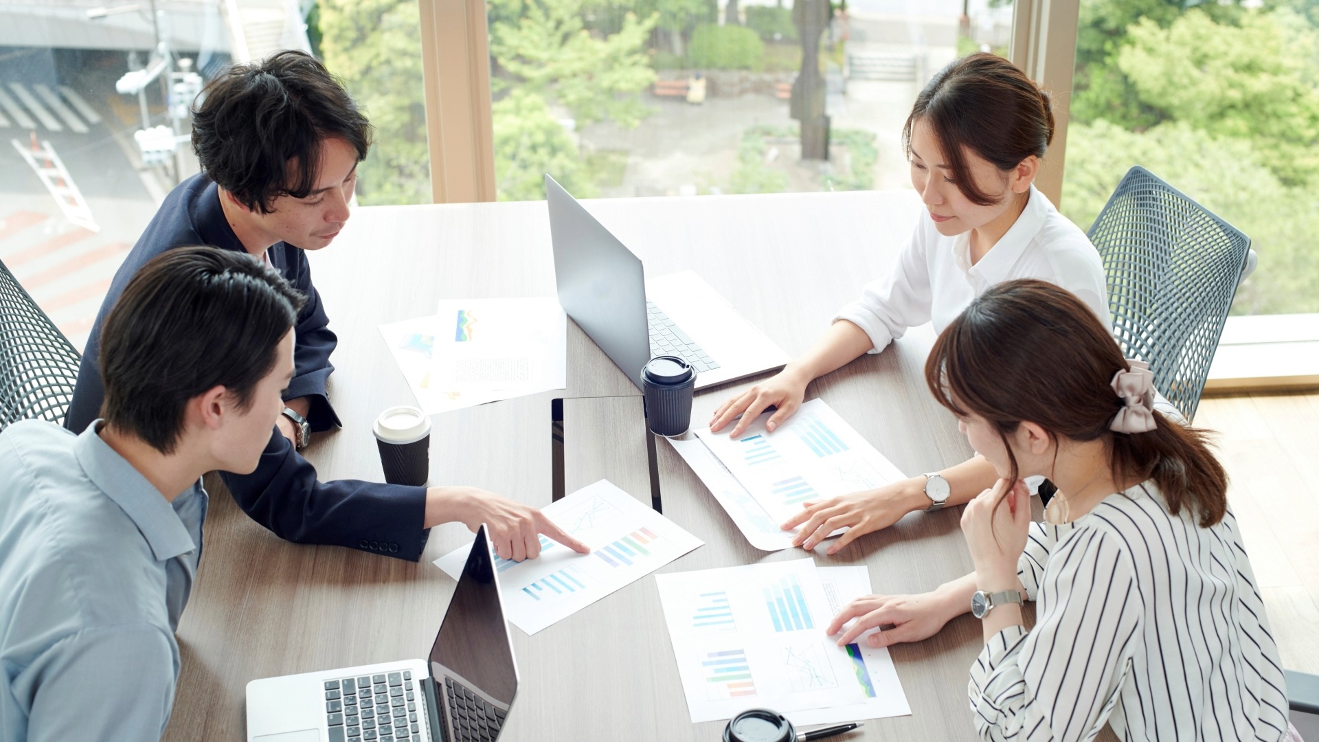 オウンドメディア構築の費用や予算配分について、アクセス解析データなどの資料を元に検討する会議。