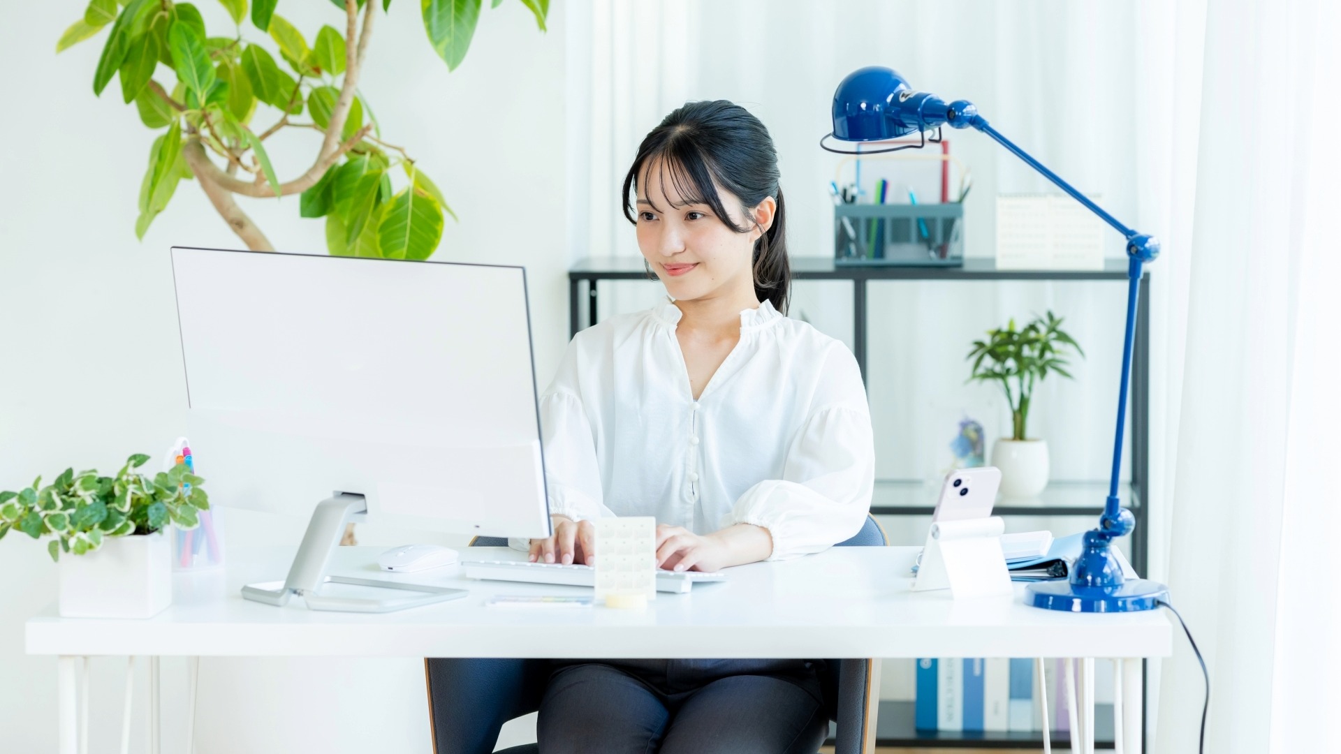 SEO外部対策を実践するWeb担当者。被リンク獲得やサイテーション向上のための施策をPCで分析・実行している様子。