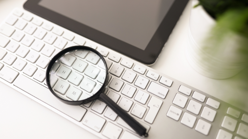 オウンドメディアの失敗原因を特定するために、検索キーワードや競合を詳細に調査する様子