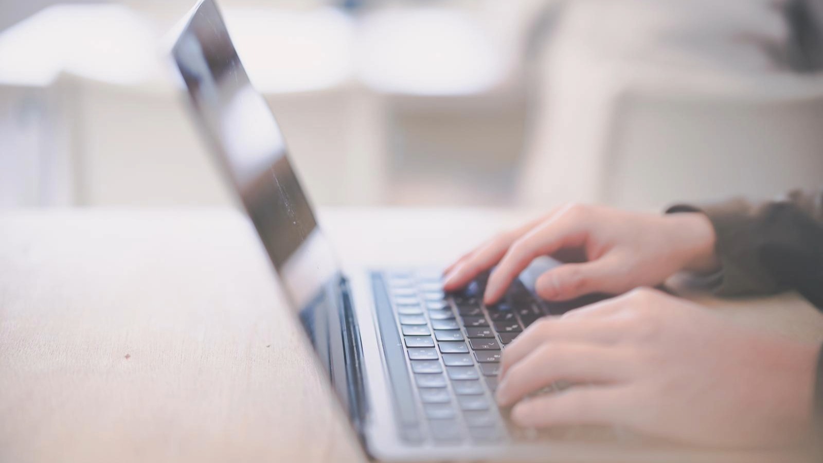 初心者でも実践できるオウンドメディアのライティング風景。SEOキーワードを意識した記事作成やブログ運営の作業イメージ