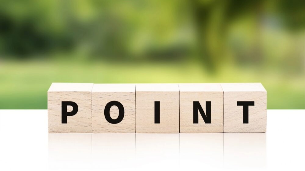 オウンドメディア運営において見落とせないSEOの実践ポイントを、アルファベットの「POINT」と書かれた木製ブロックで強調した画像