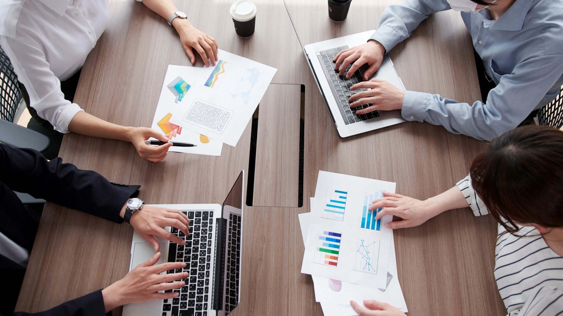 被リンク元サイトの属性やサイテーションの推移グラフを分析するマーケティングチーム。