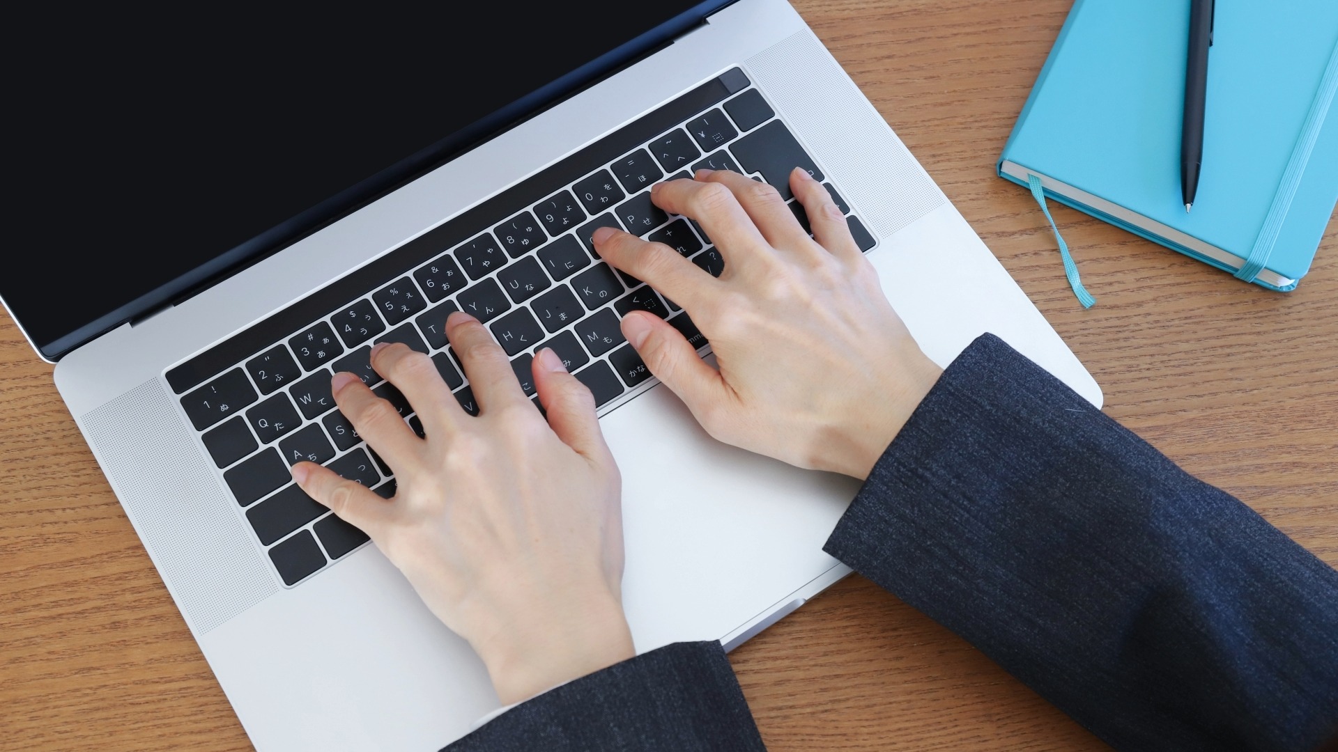 サイテーション増加を狙ったSNS投稿や情報発信を行う、PC操作のアップ。