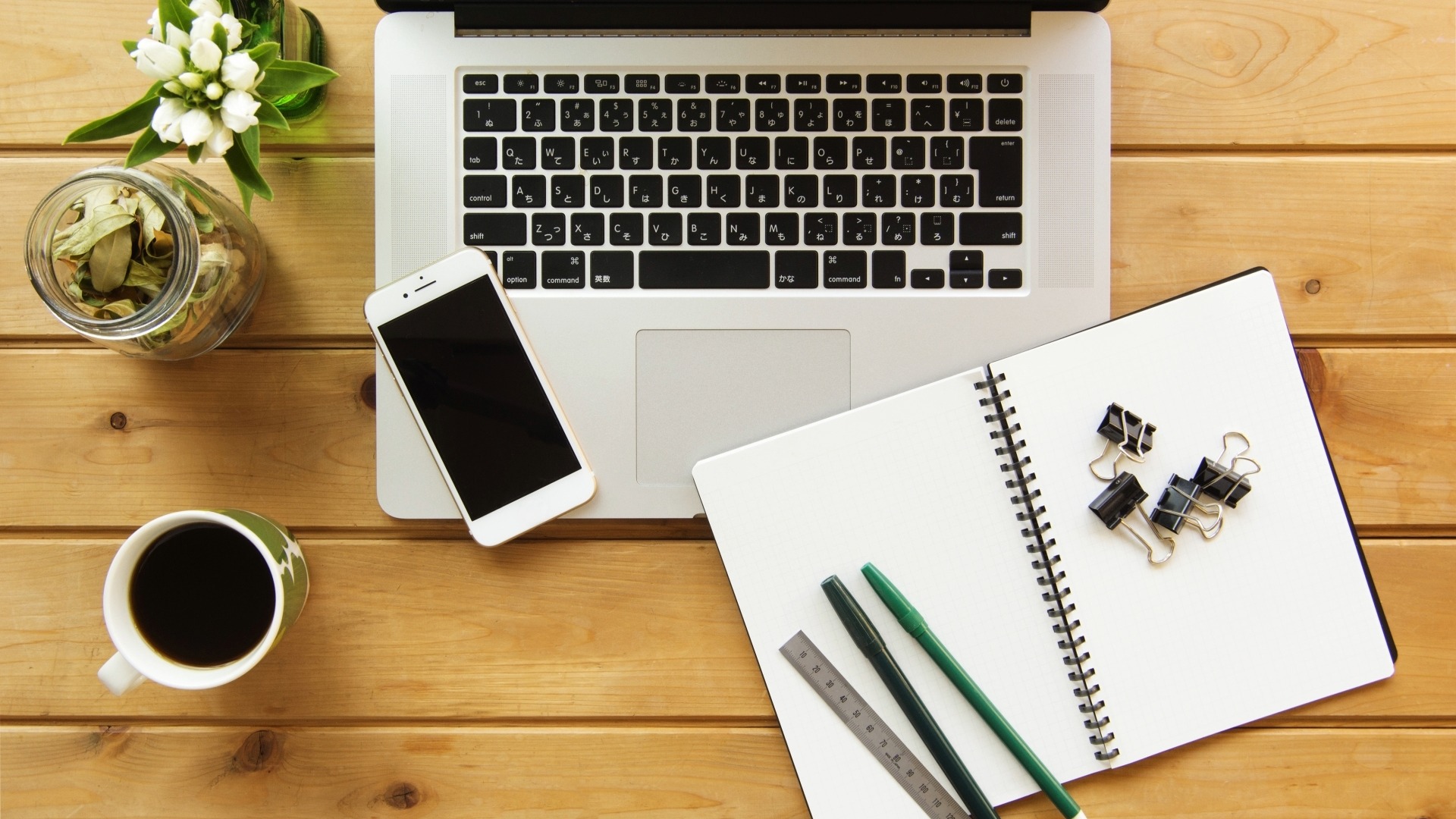 SEO外部対策の基本を学ぶための学習ツール。ノートPC、スマートフォン、筆記用具。