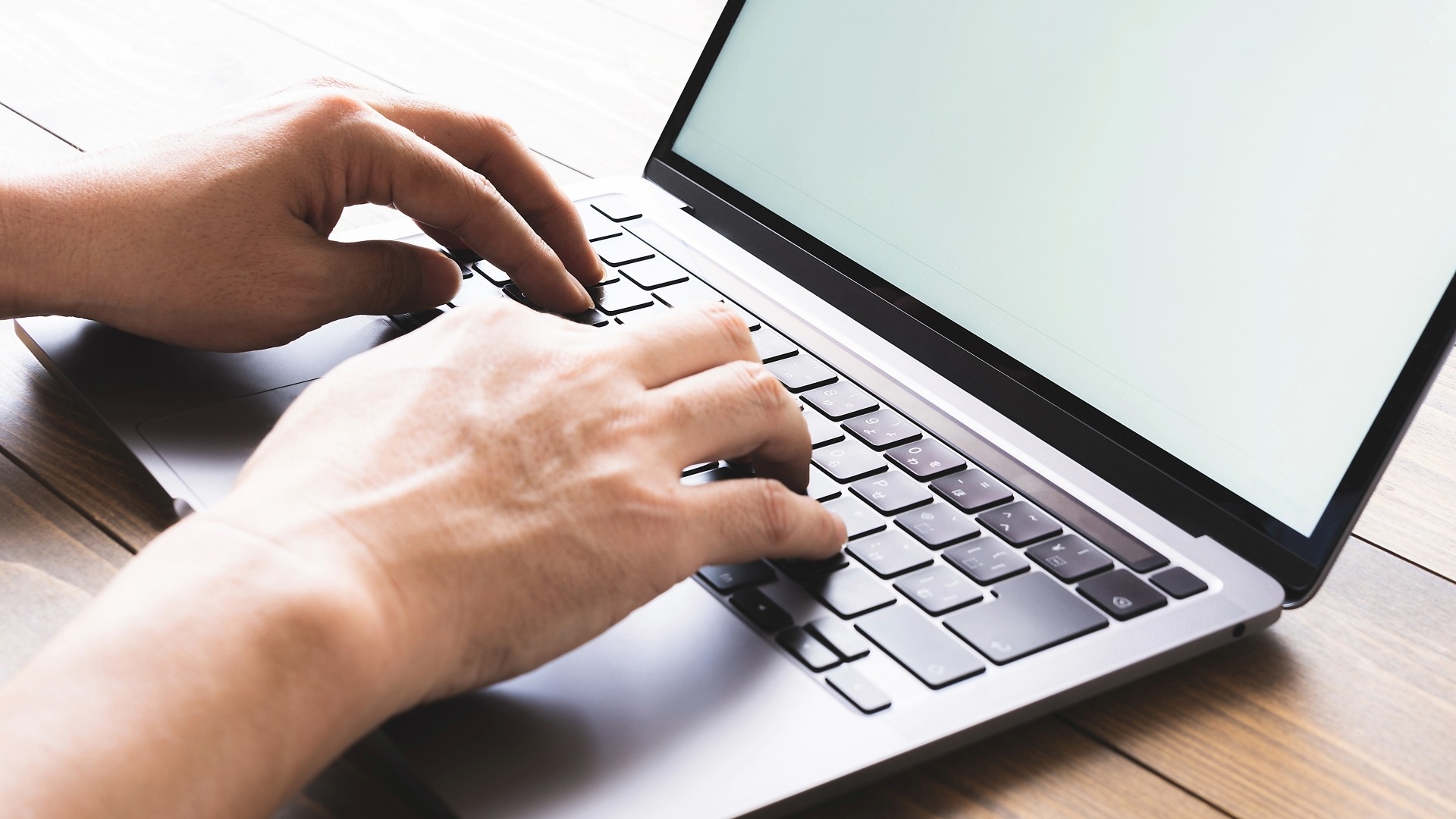 サイテーション増加を狙ったSNS投稿や情報発信を行う、PC操作のアップ。