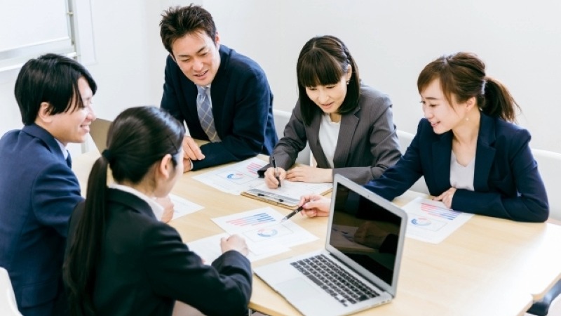 失敗しないオウンドメディア運用のために、チームでSEOの基本方針や実践的な施策を共有・検討している会議シーン