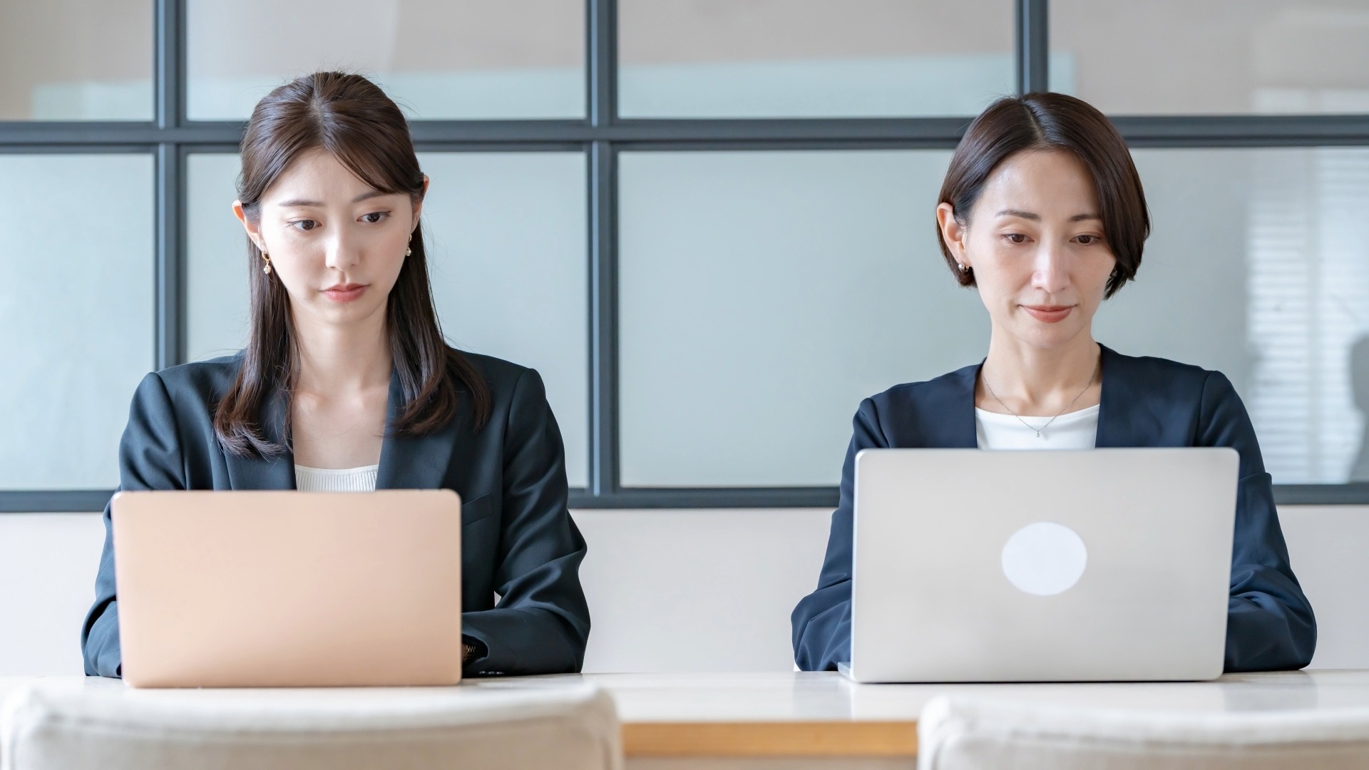 SEO外部対策の手法を実践するスタッフ。被リンク分析やサイテーション確認など、個別のタスクに集中。